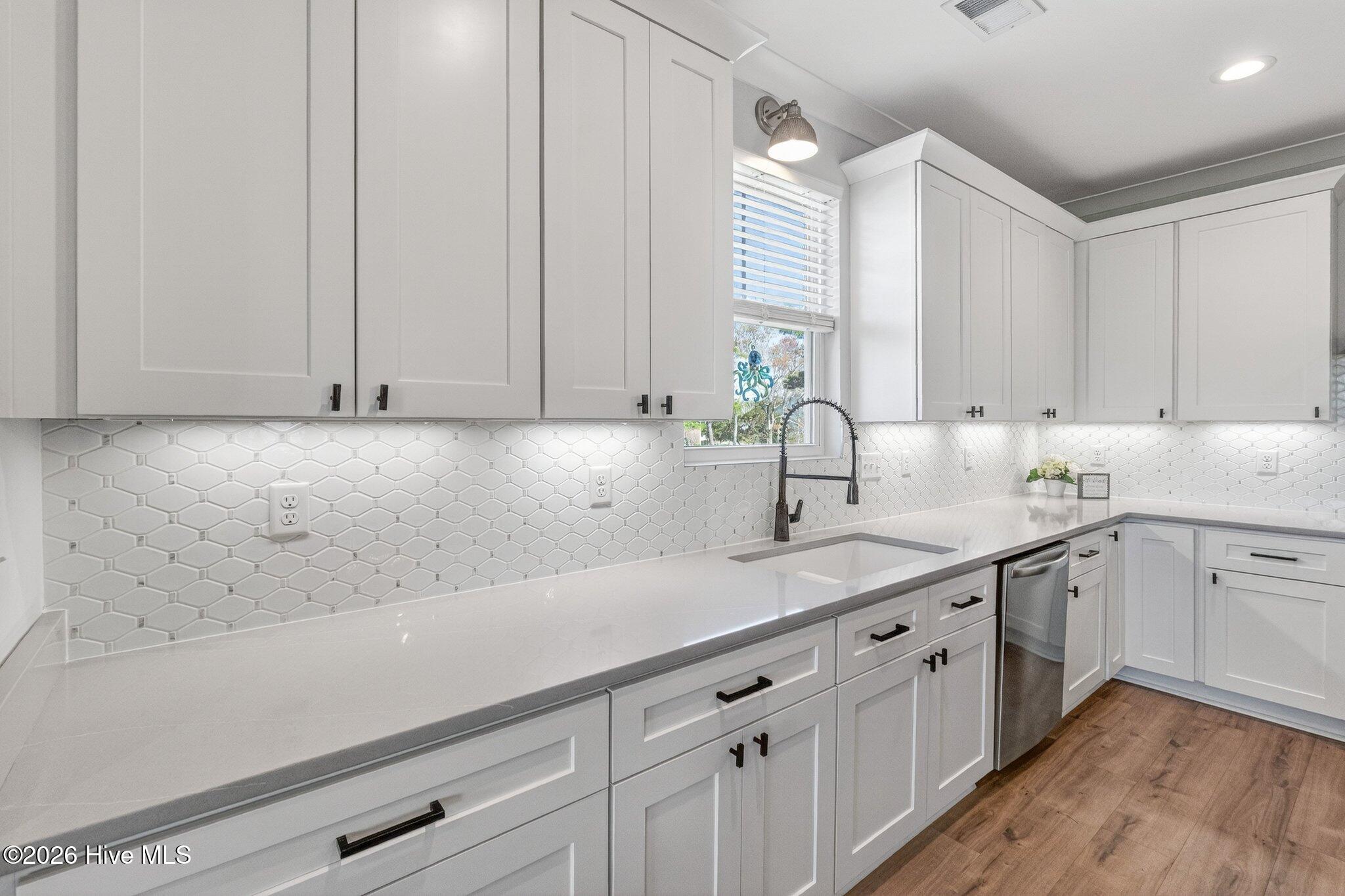 100561460 | Photo 13