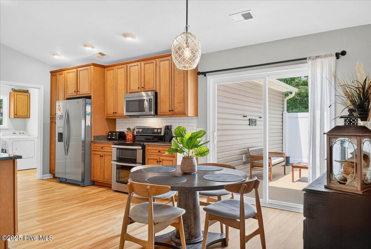 100530290 | Photo 15