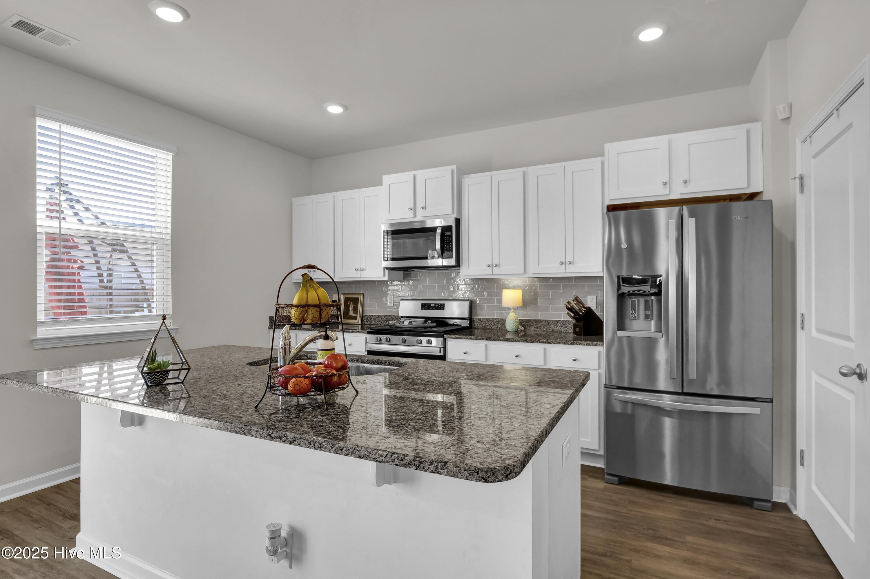 100561368 | Photo 11