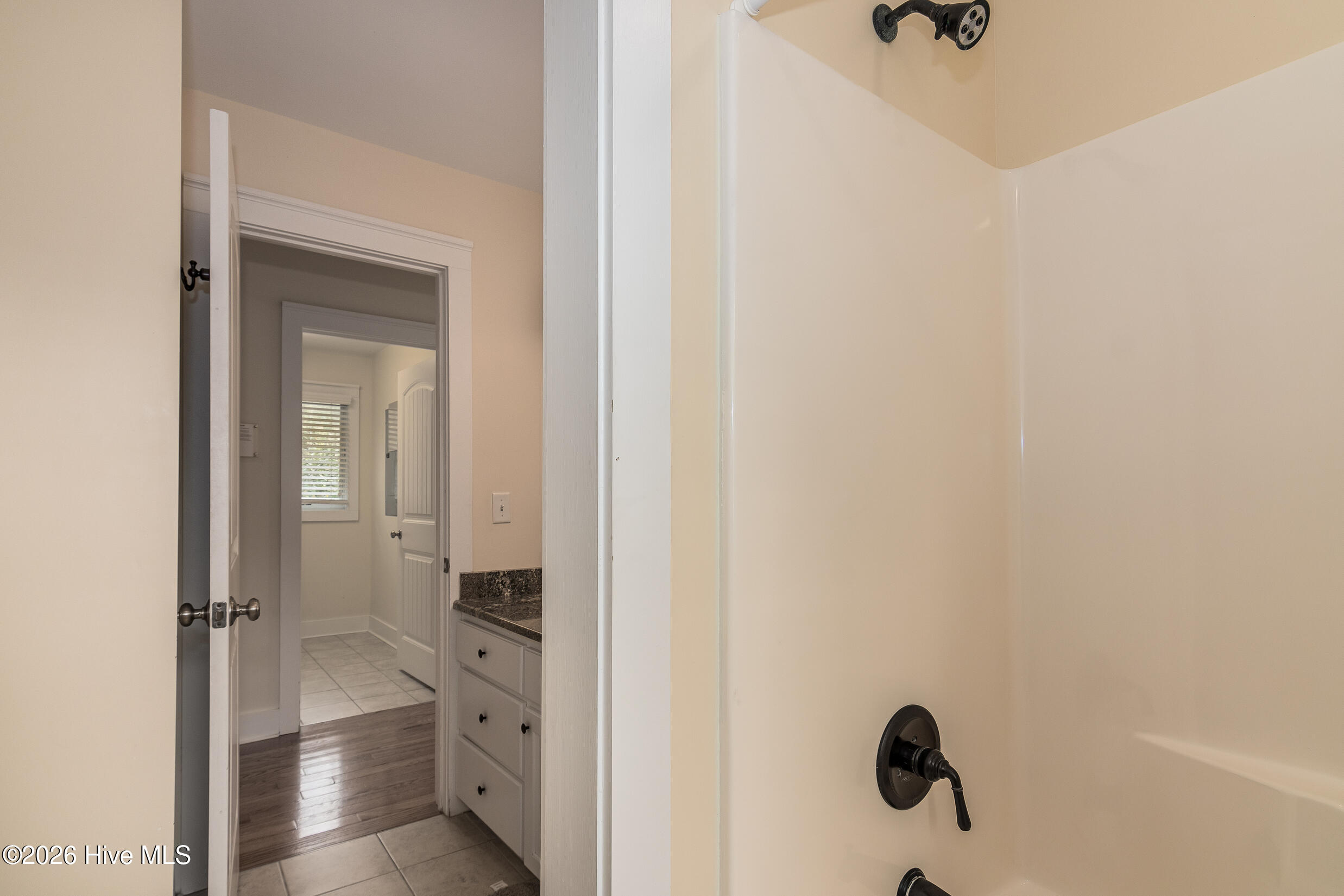 100570305 | Photo 25