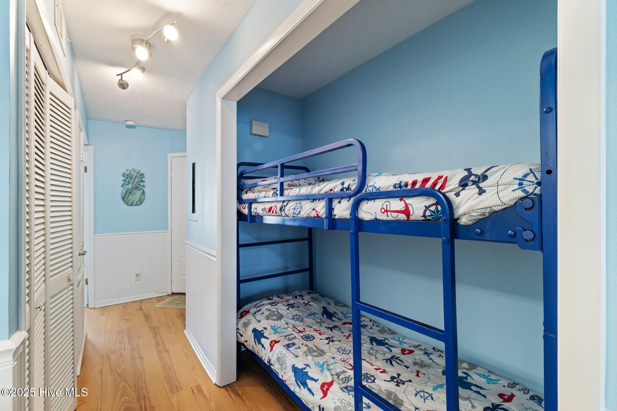 100546848 | Photo 18