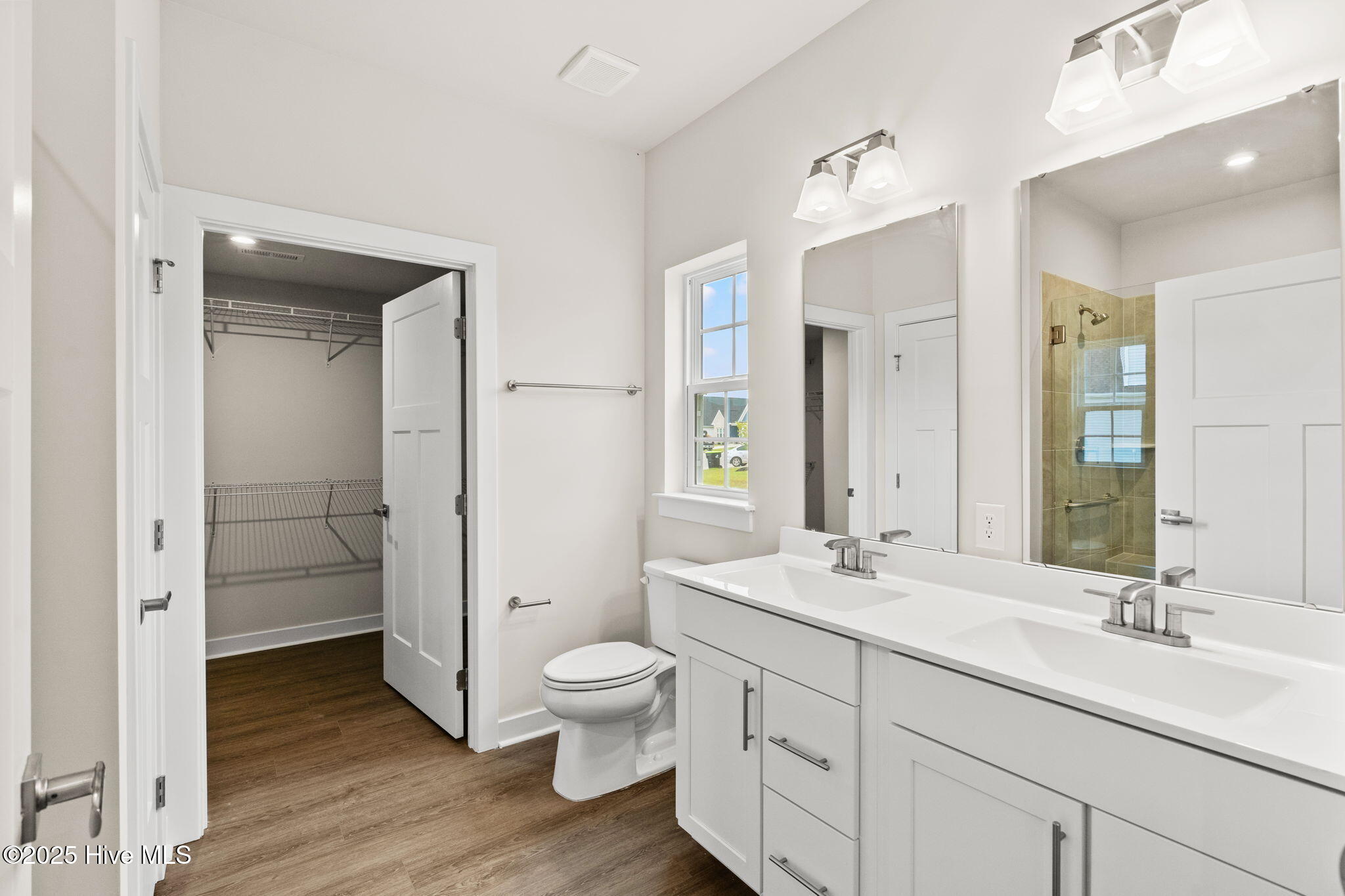 100558367 | Photo 12