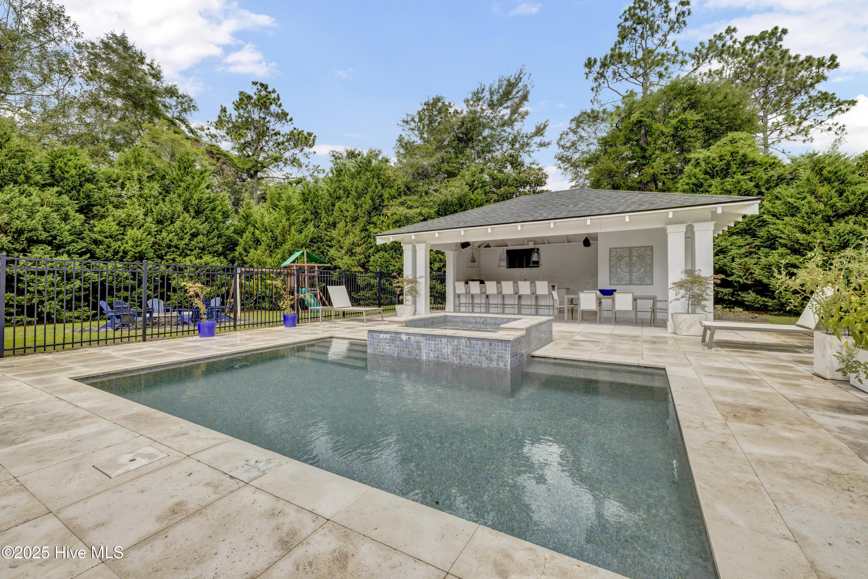 100519719 | Photo 40