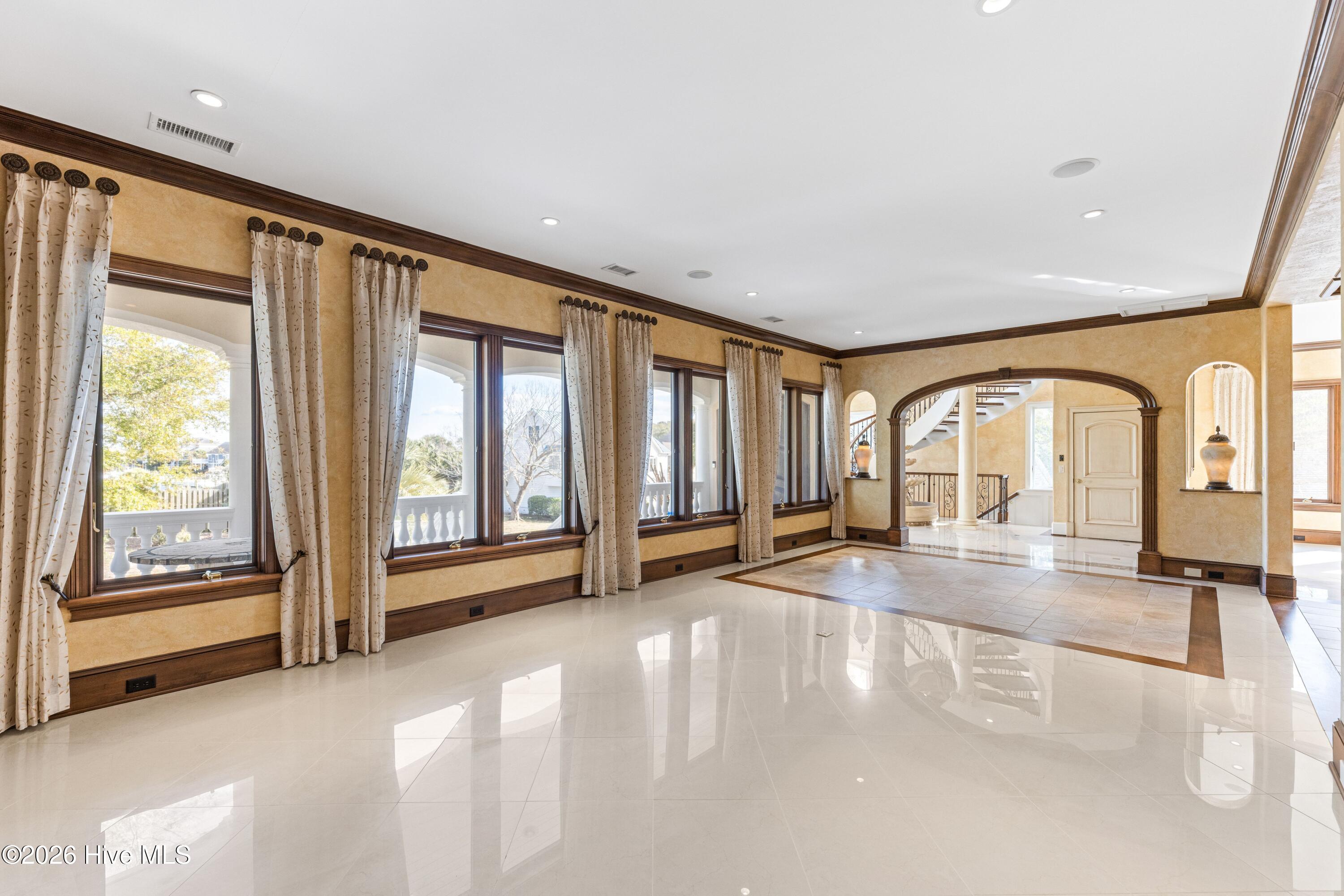 100557099 | Photo 16