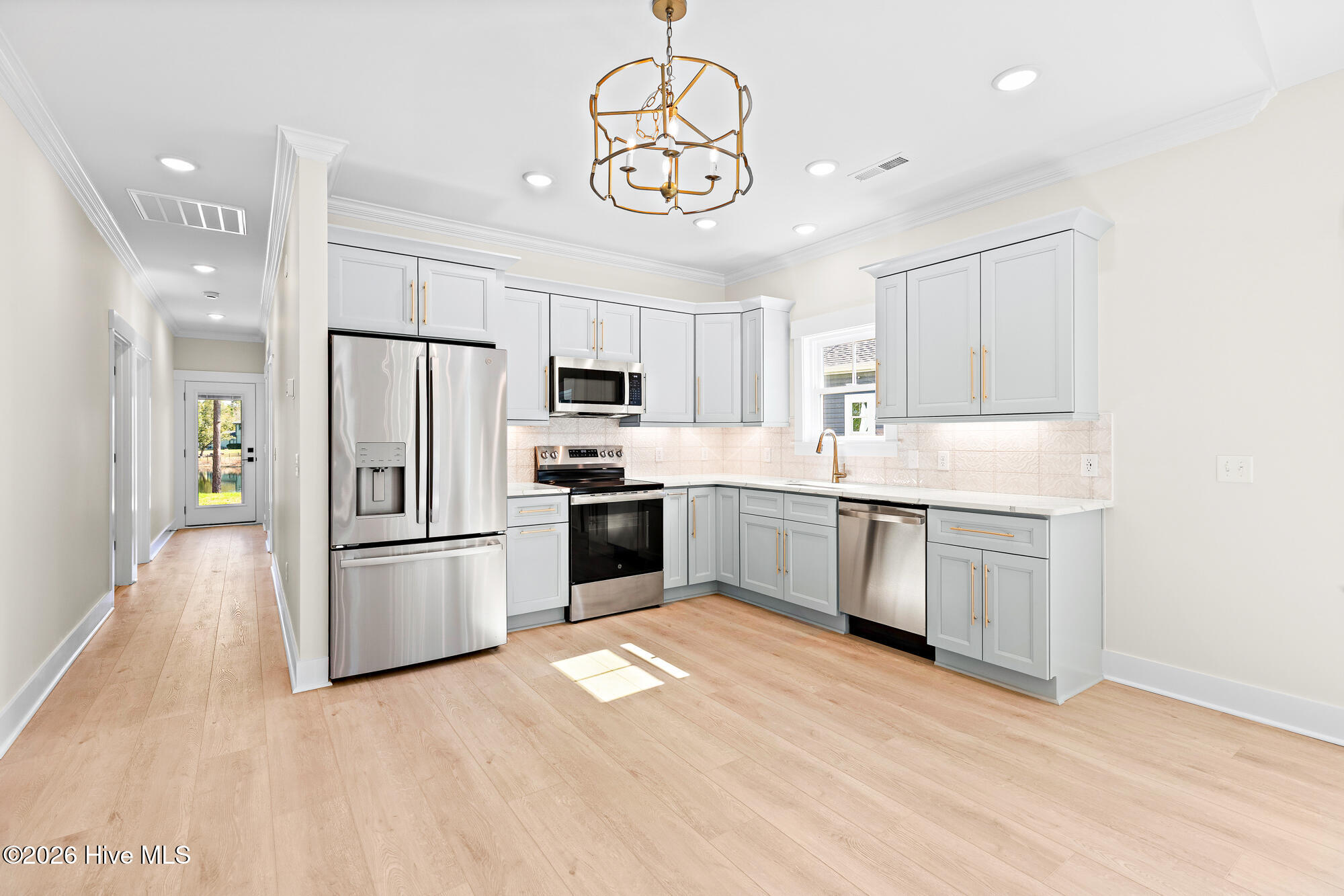 100561185 | Photo 14