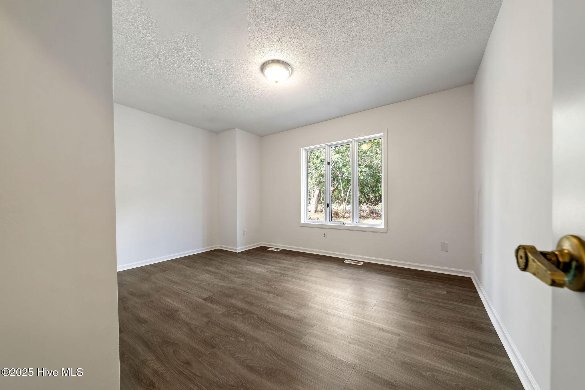 100522130 | Photo 26