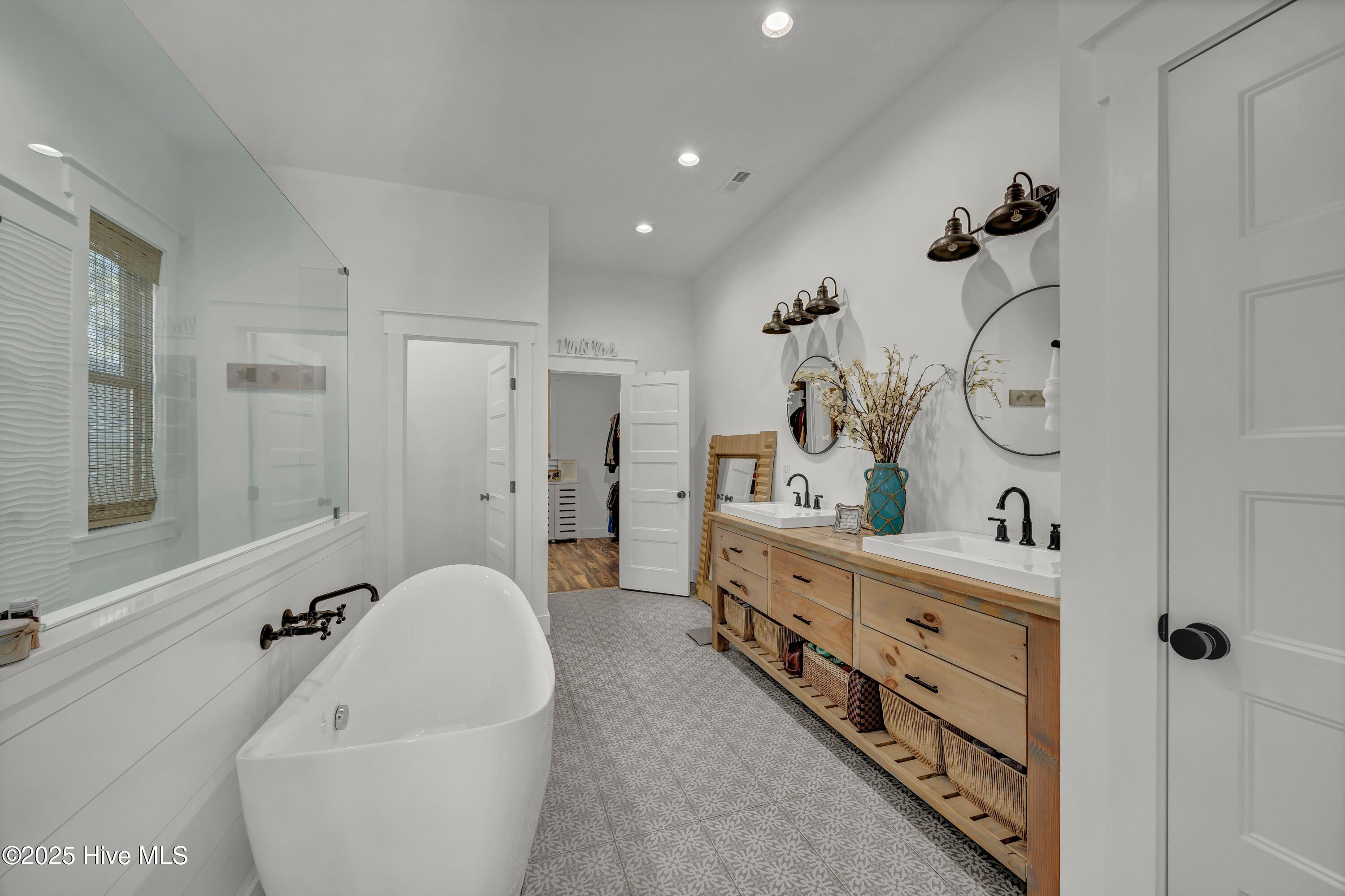 100543127 | Photo 31