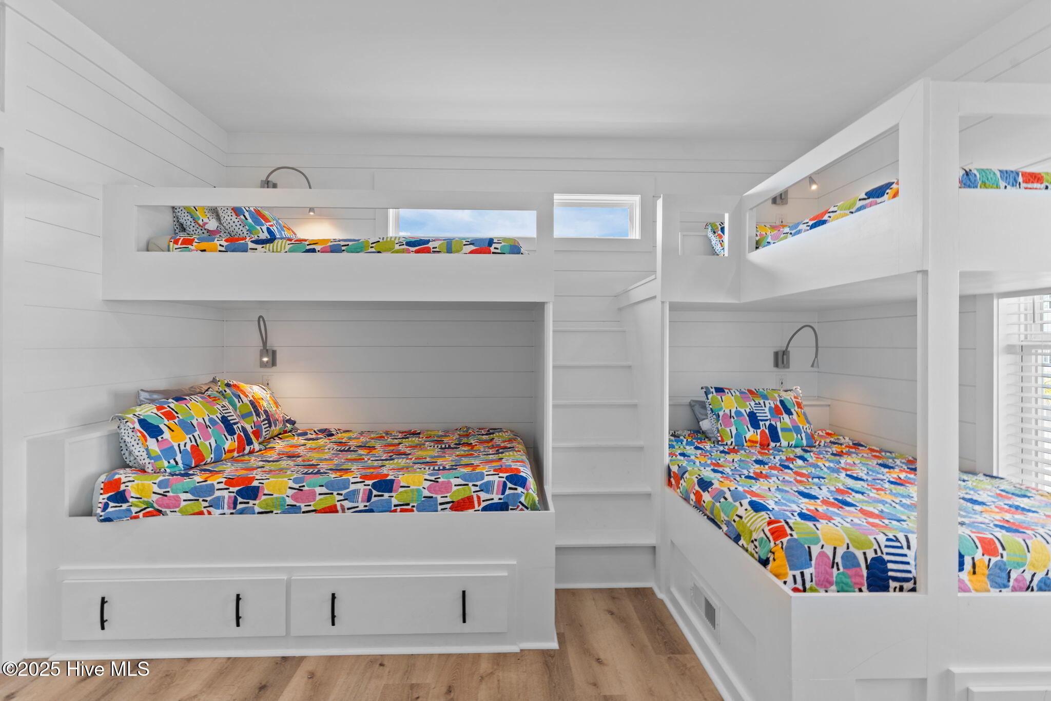 100545379 | Photo 14