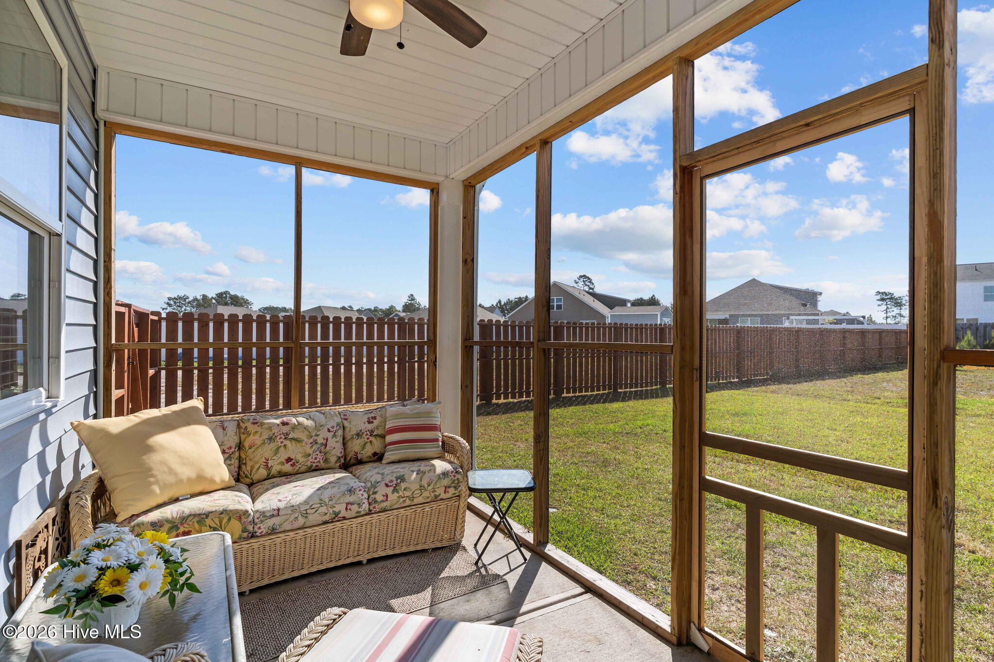 100569205 | Photo 36