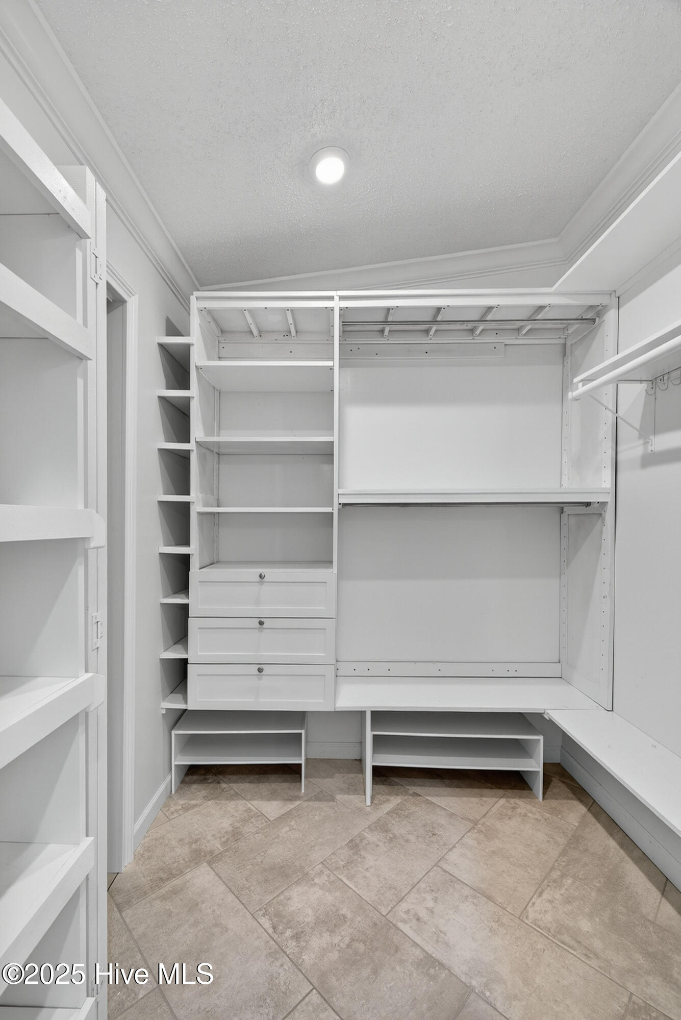 100540799 | Photo 26