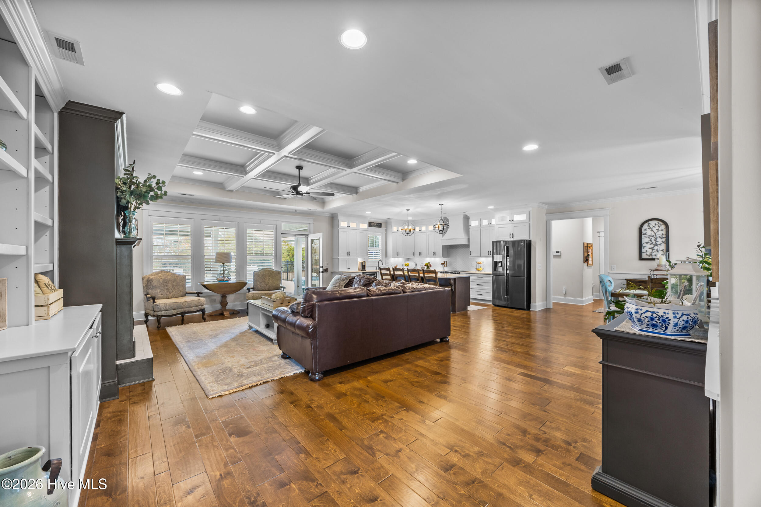 100562182 | Photo 15