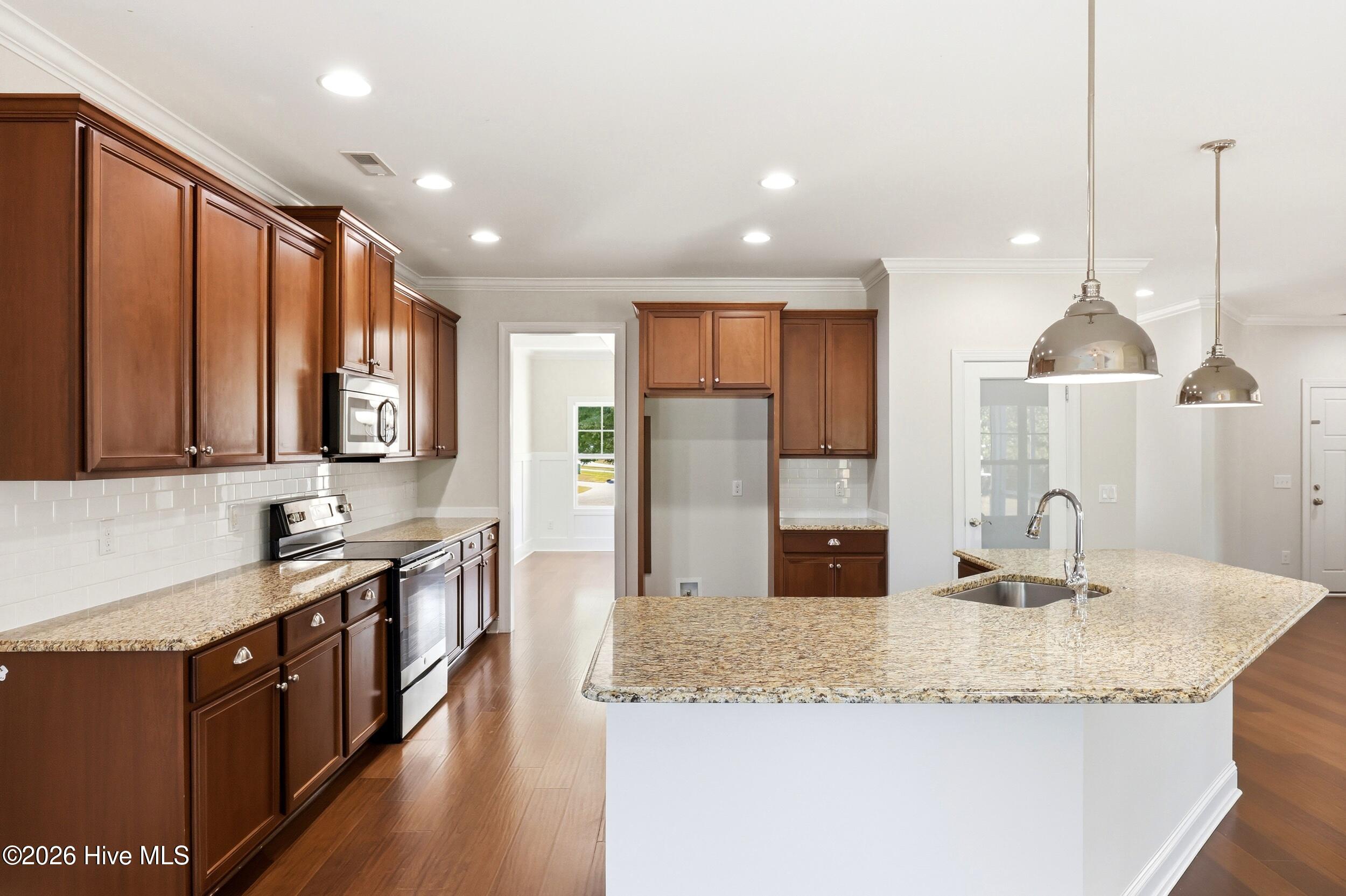 100569352 | Photo 14