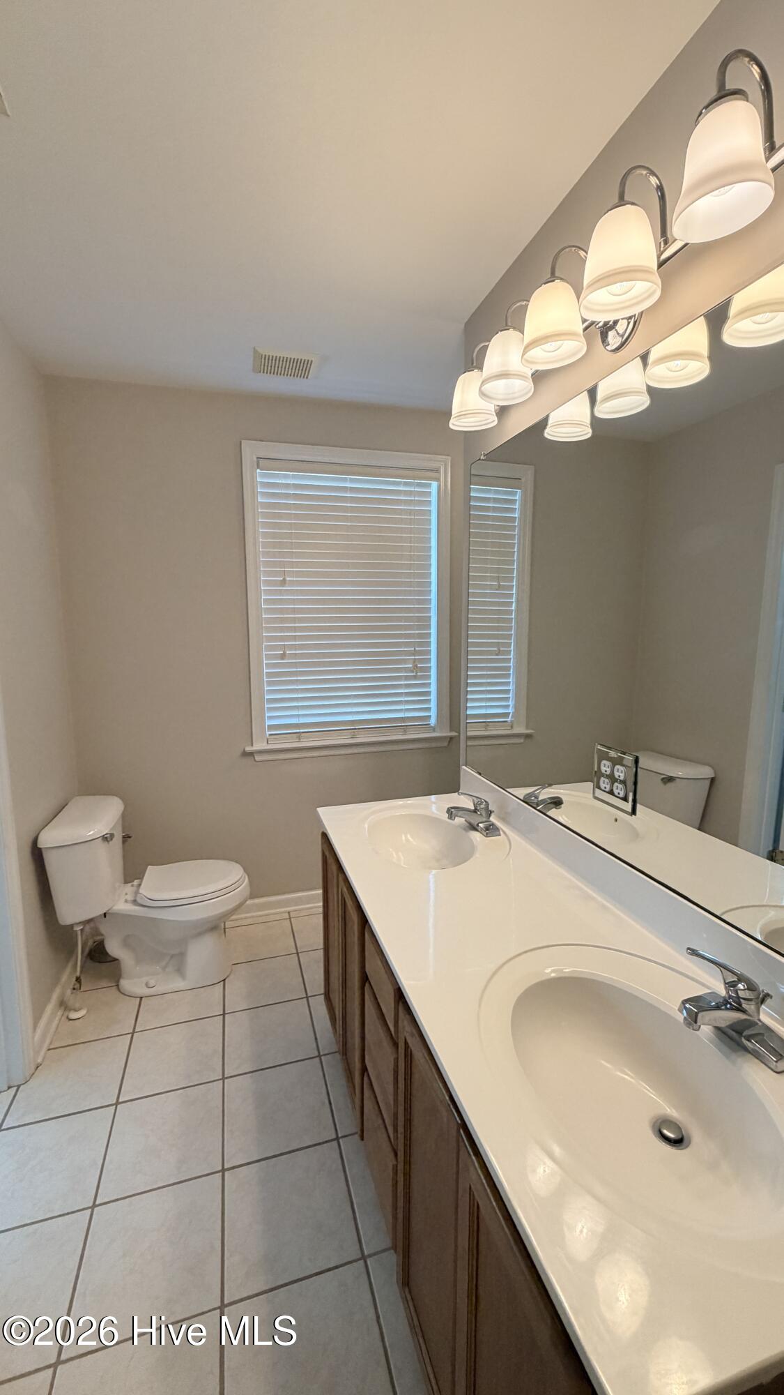 100569360 | Photo 24