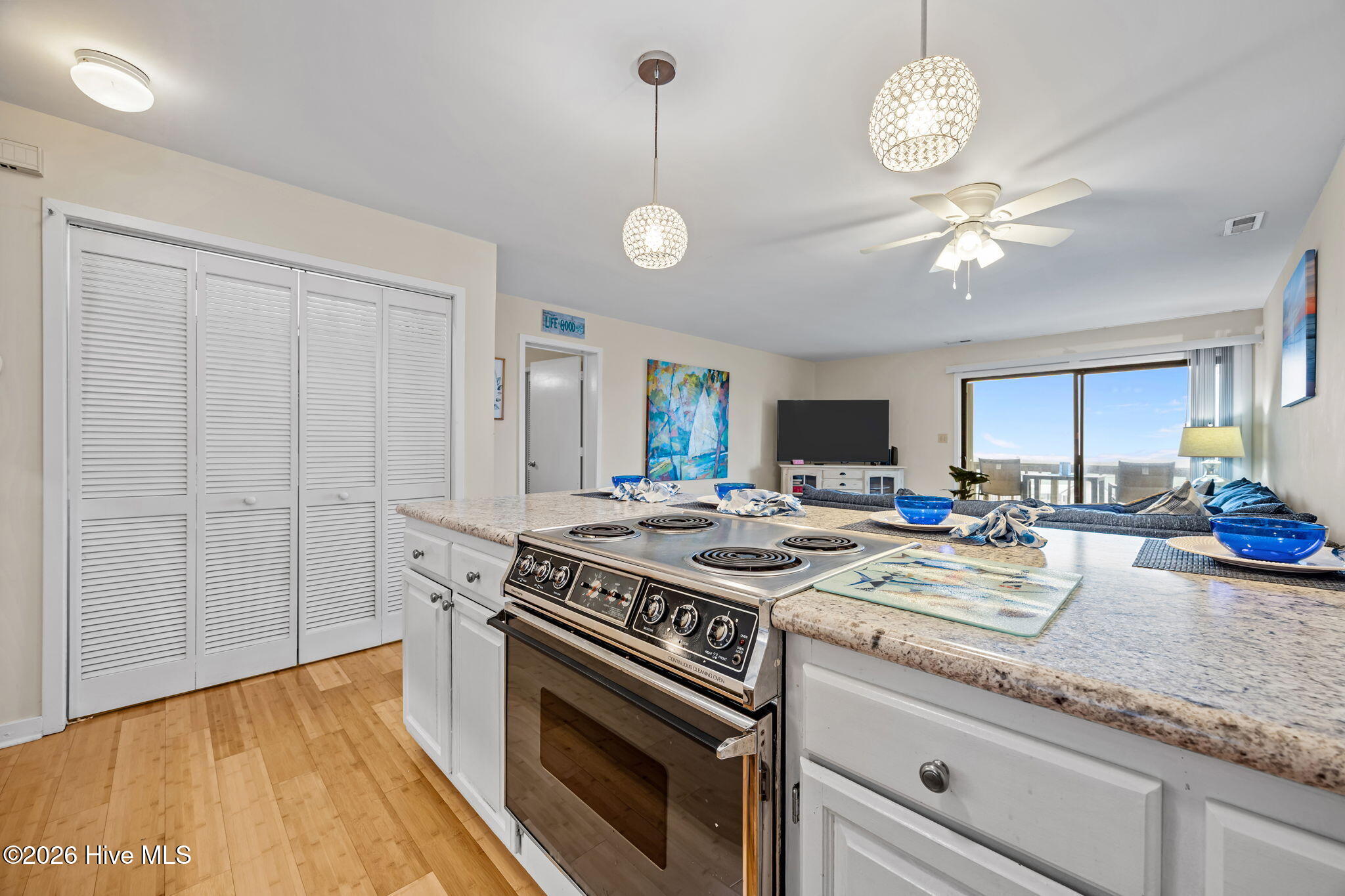 100561637 | Photo 15