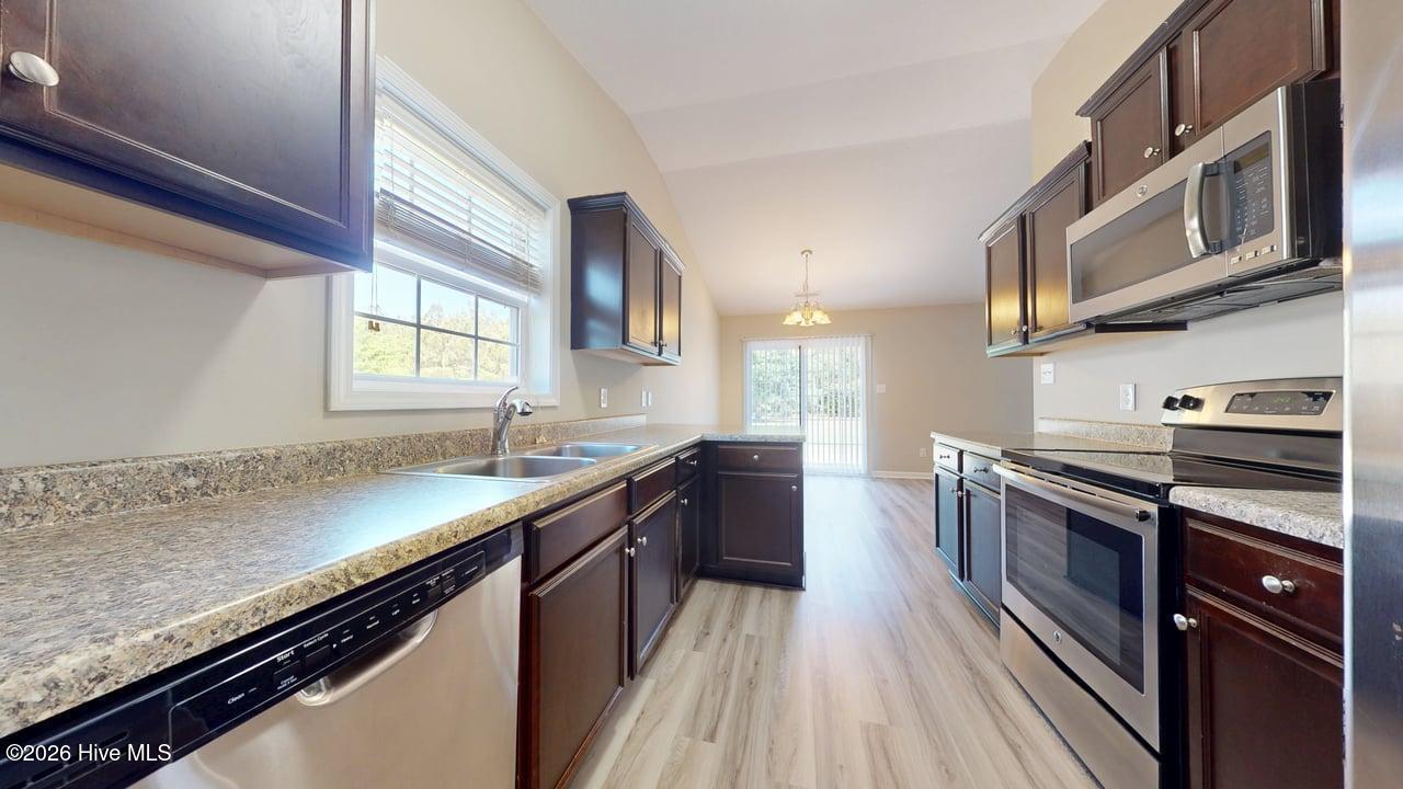 100569365 | Photo 11