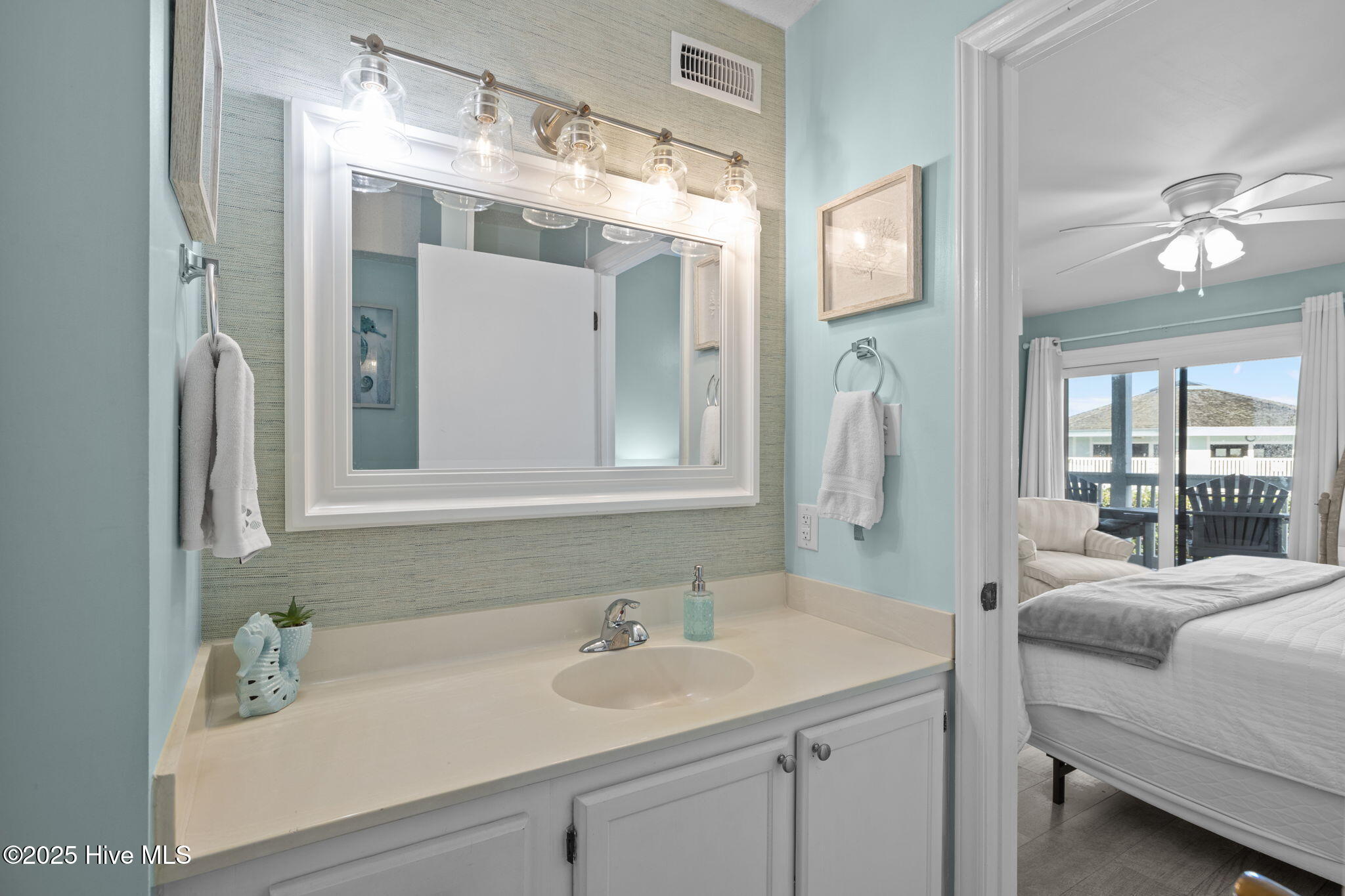 100536863 | Photo 25