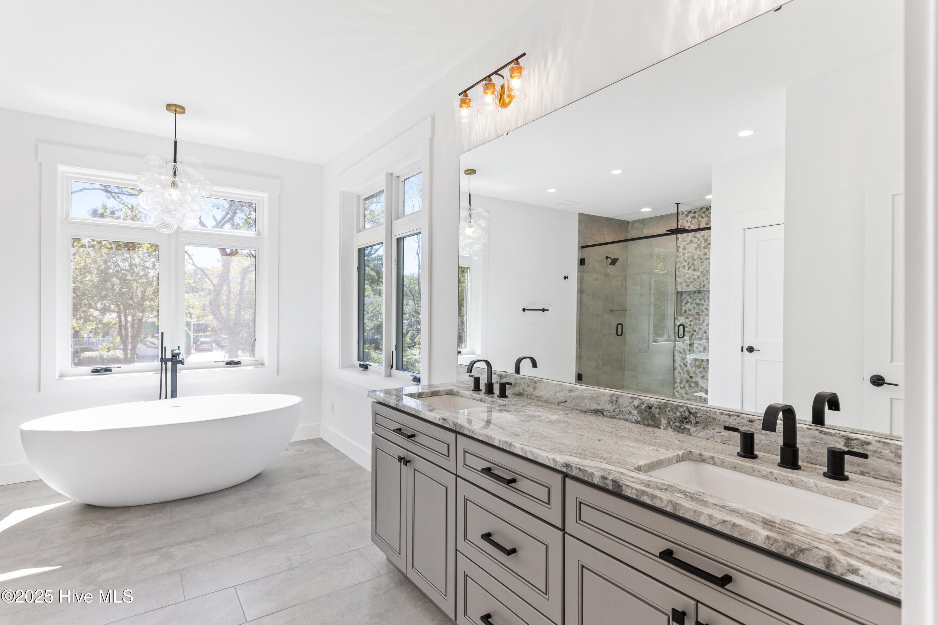 100535066 | Photo 26