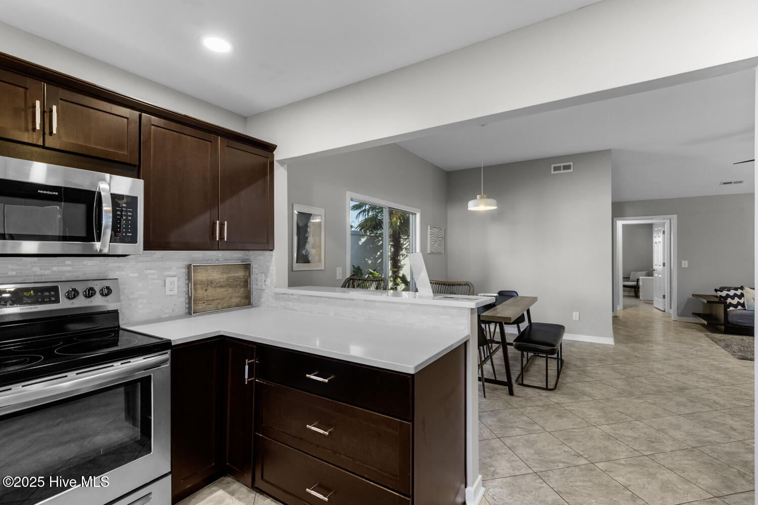 100535668 | Photo 11