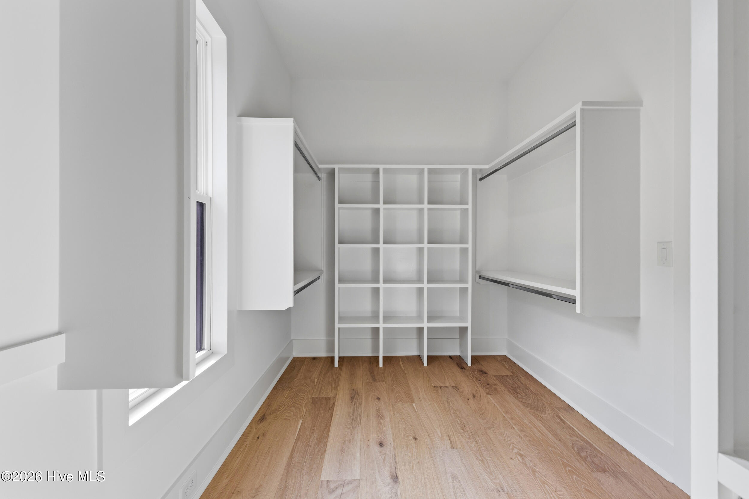 100556188 | Photo 24