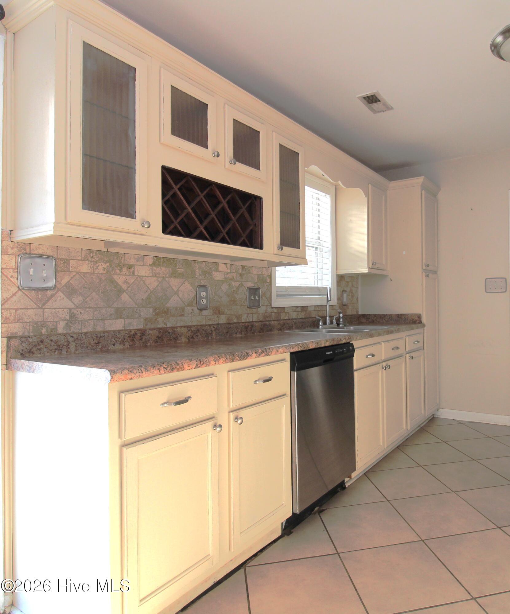 100558935 | Photo 16