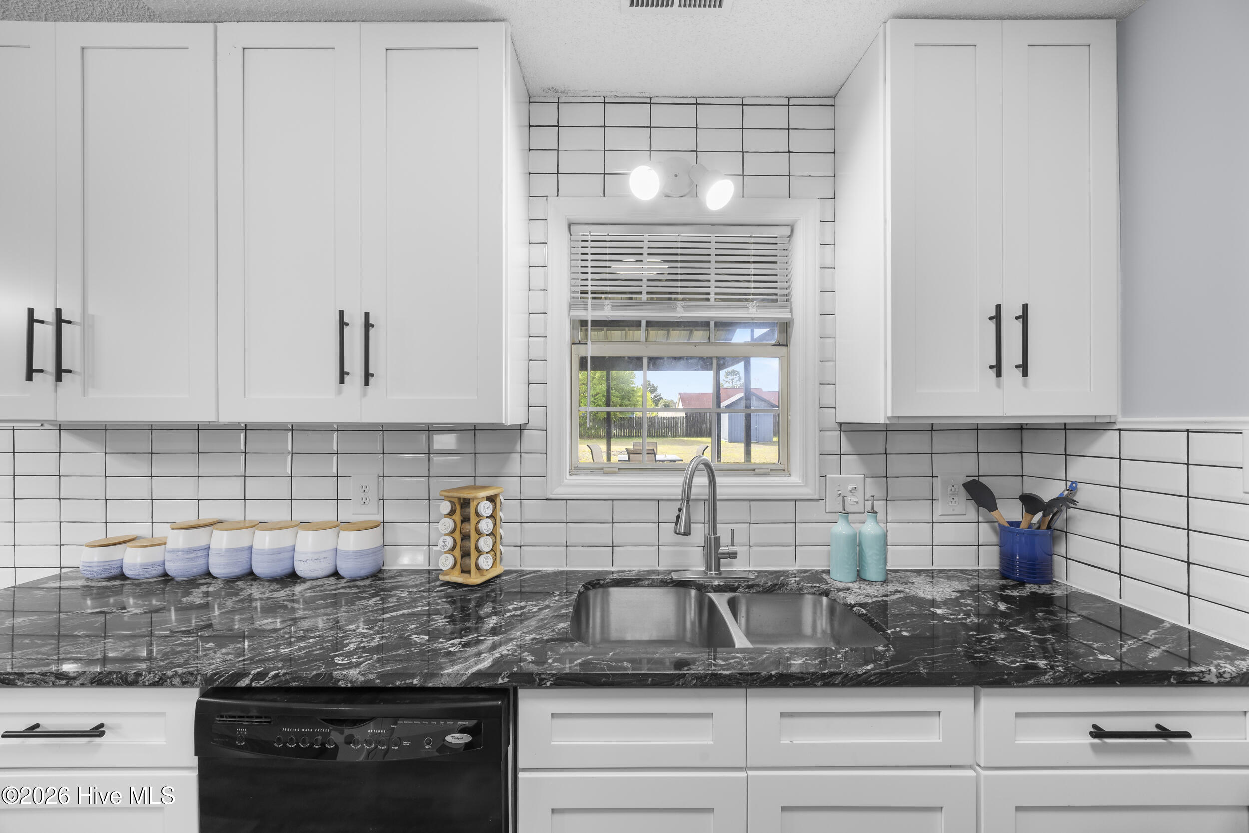 100566189 | Photo 29