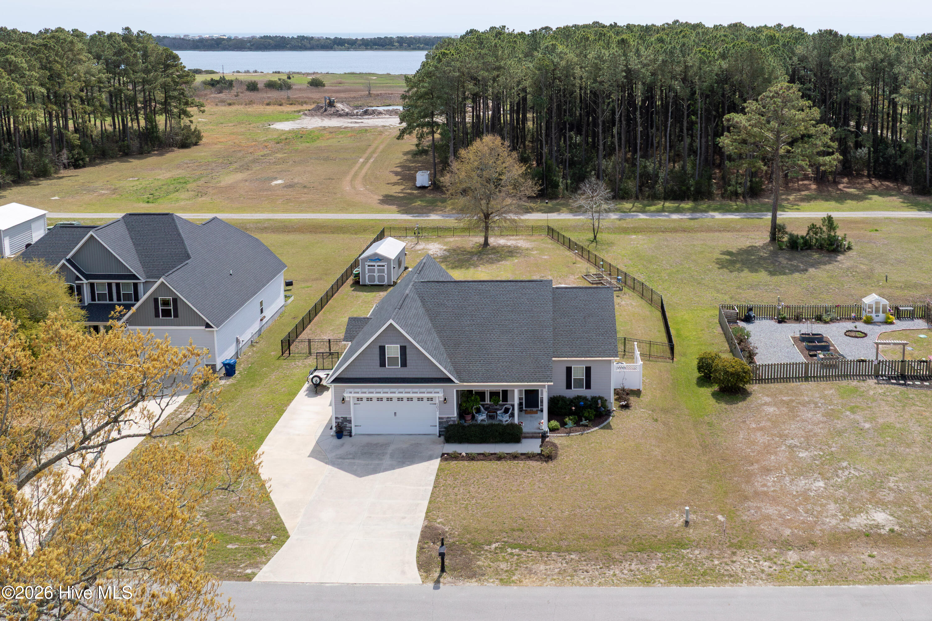 100563582 | Photo 51