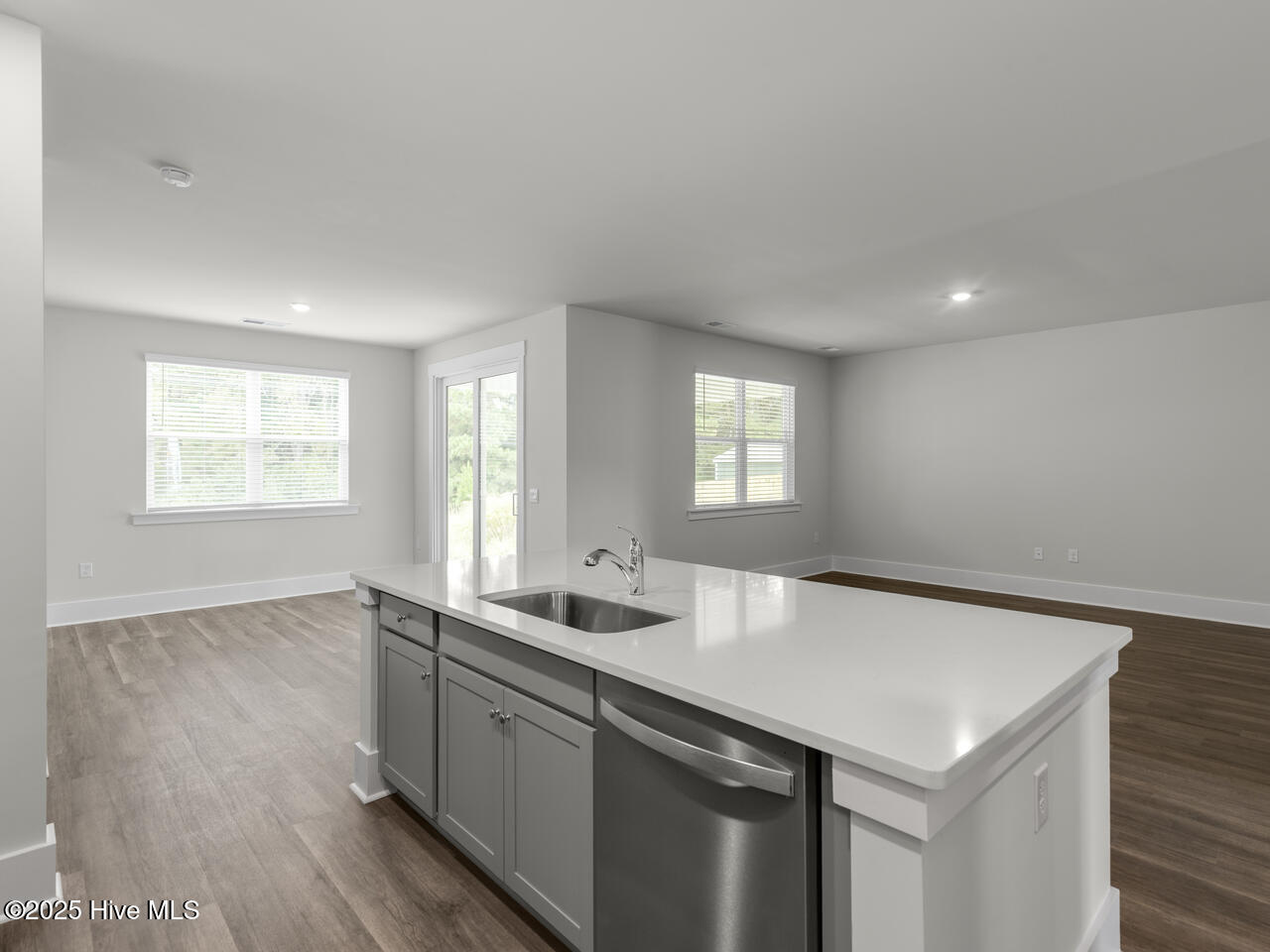 100569228 | Photo 11