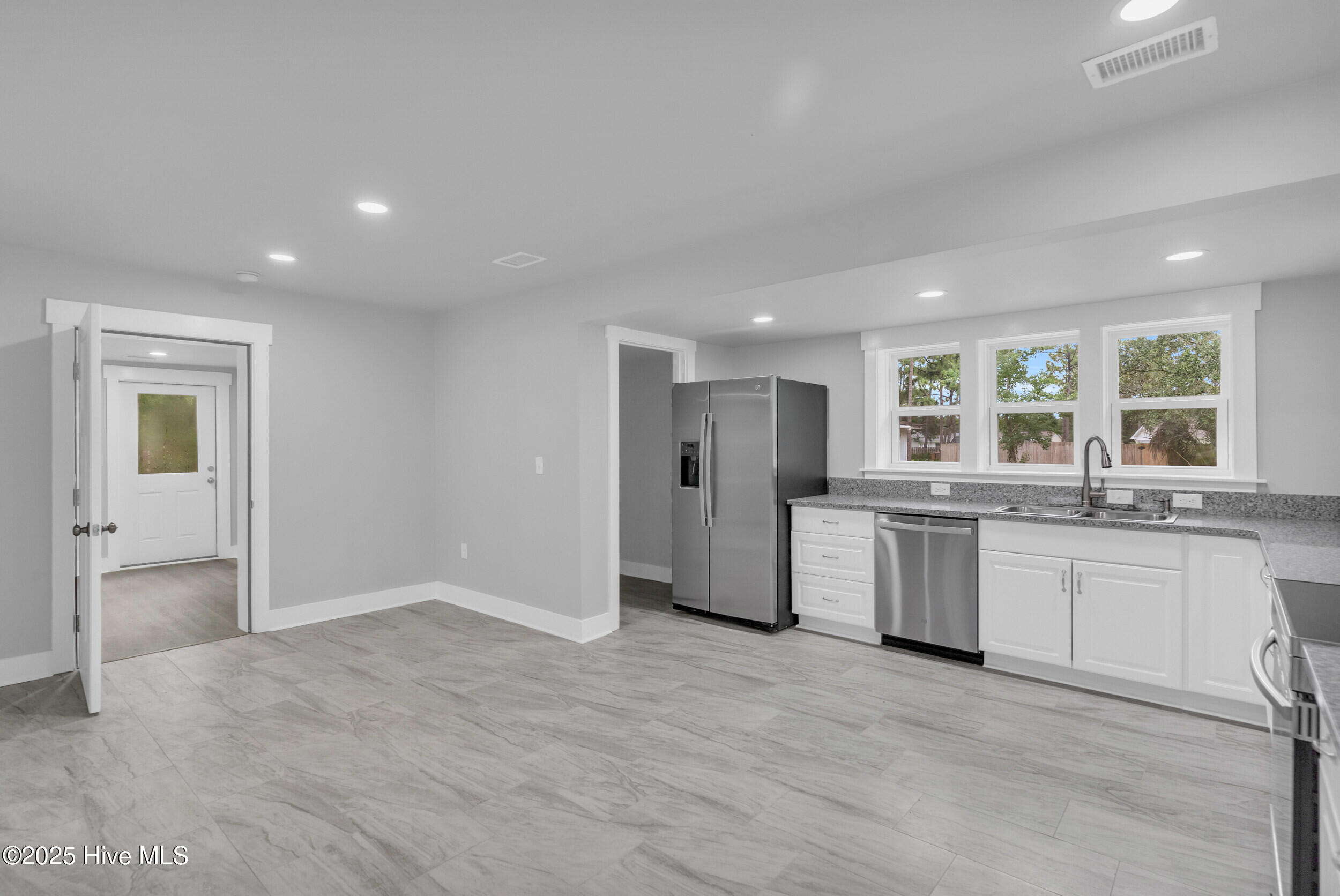 100560014 | Photo 10