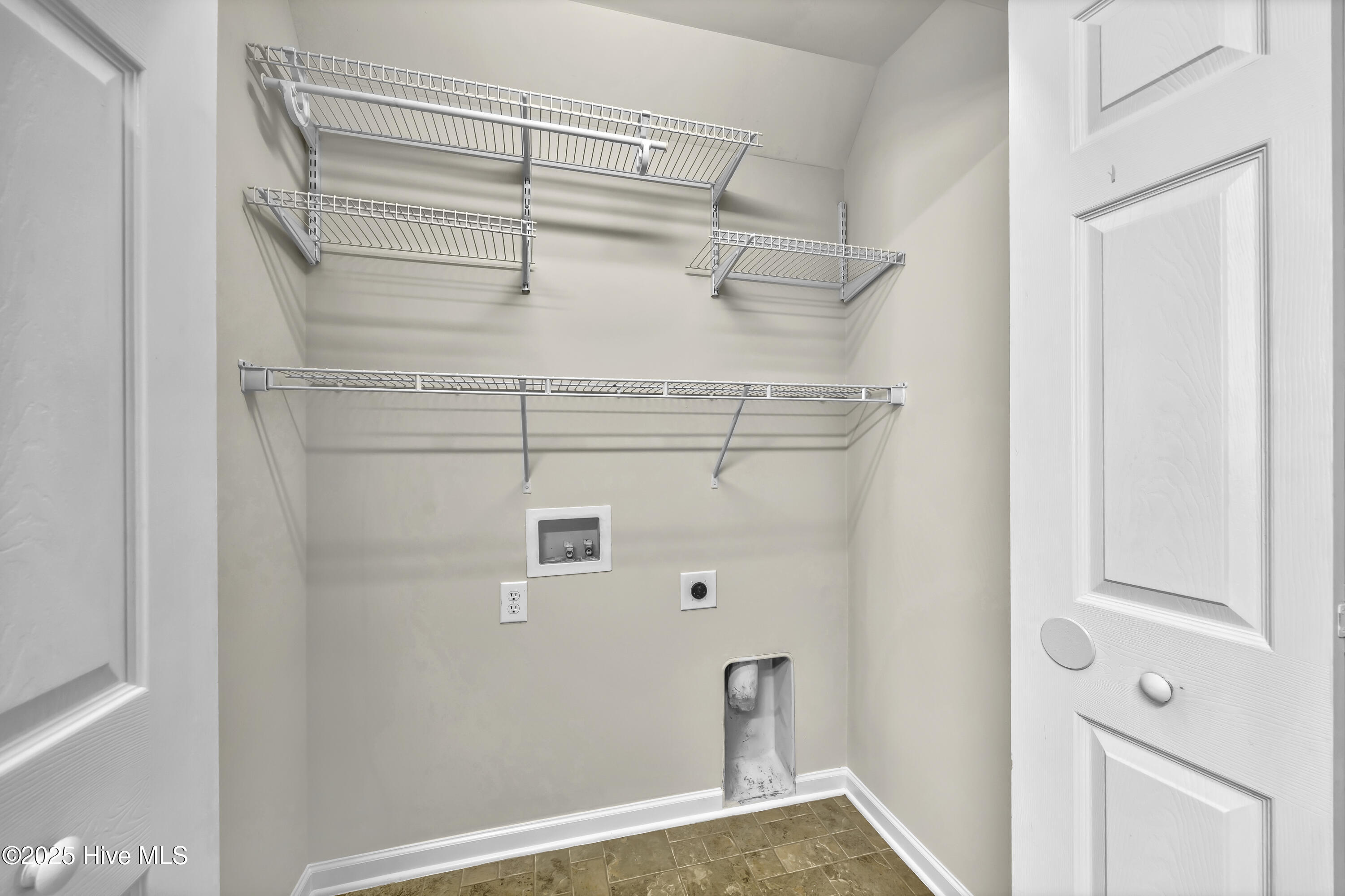 100535100 | Photo 16