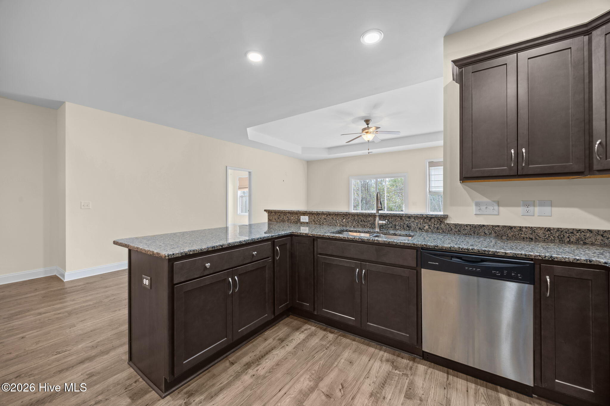 100556158 | Photo 19