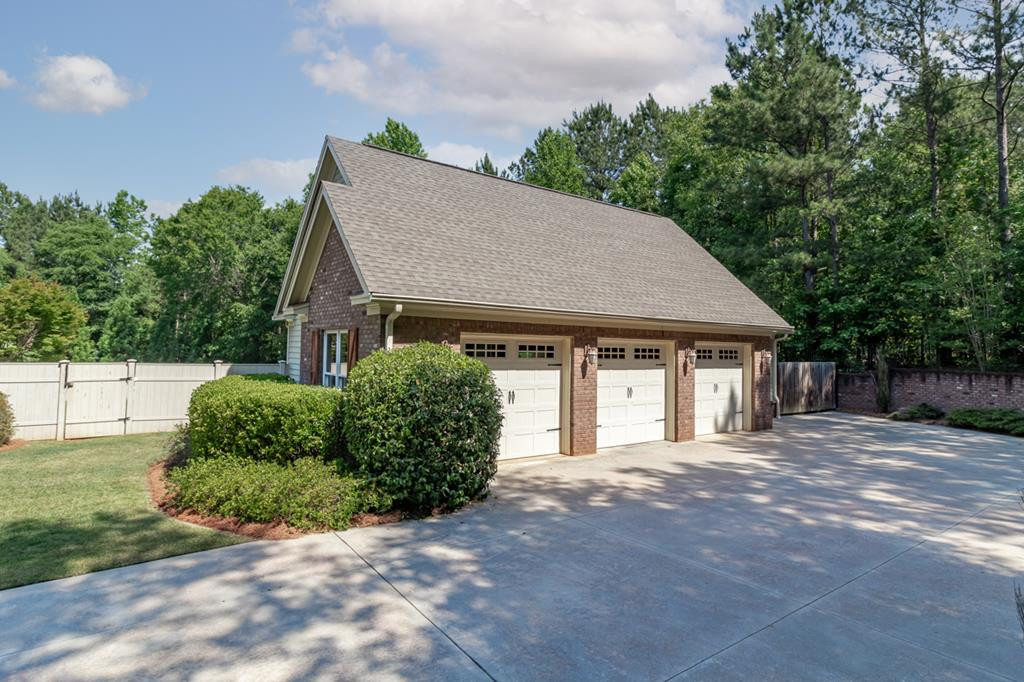 Detached Garage w/ extra Bay & outdoor shower
