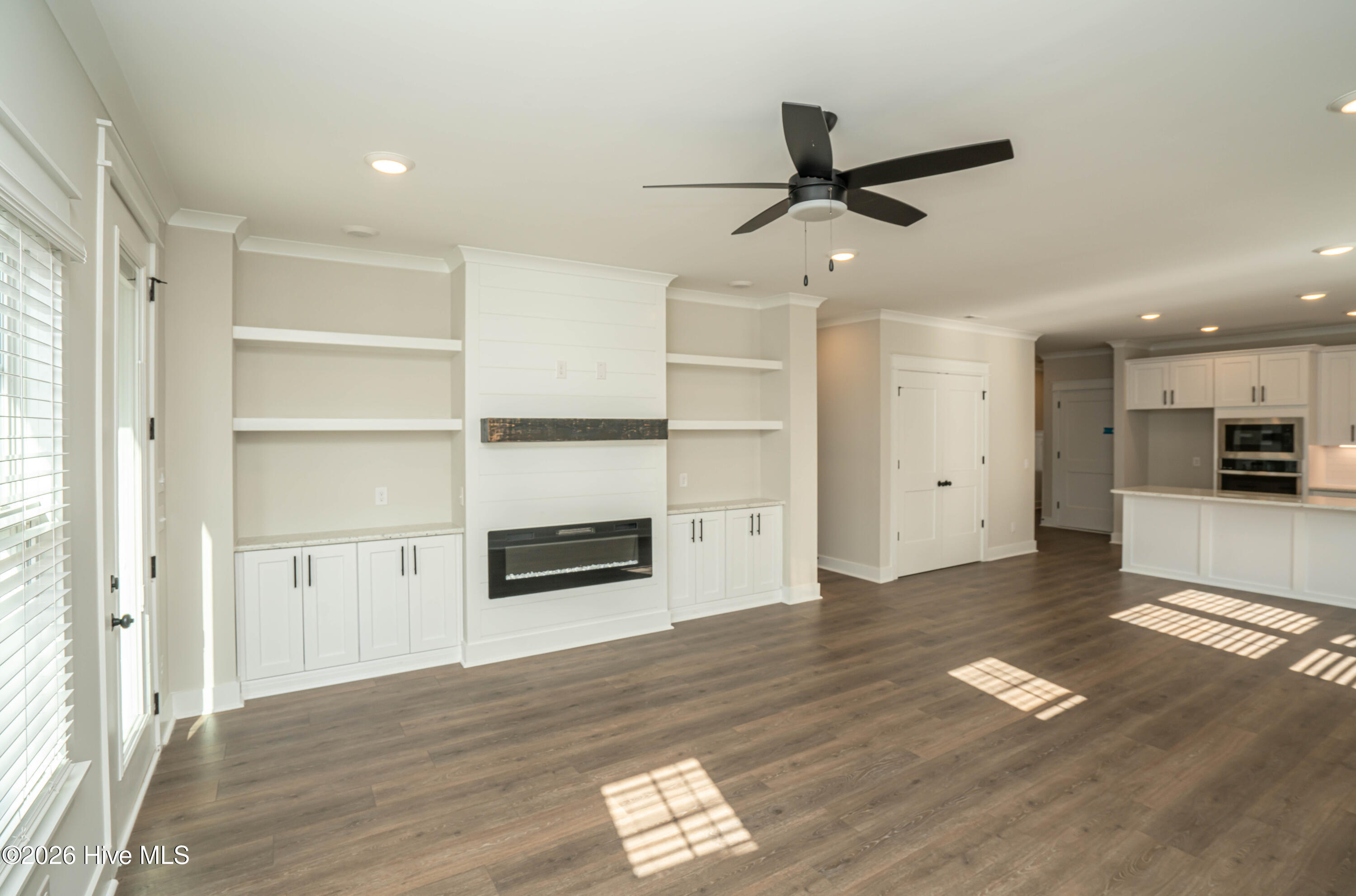 100548241 | Photo 34