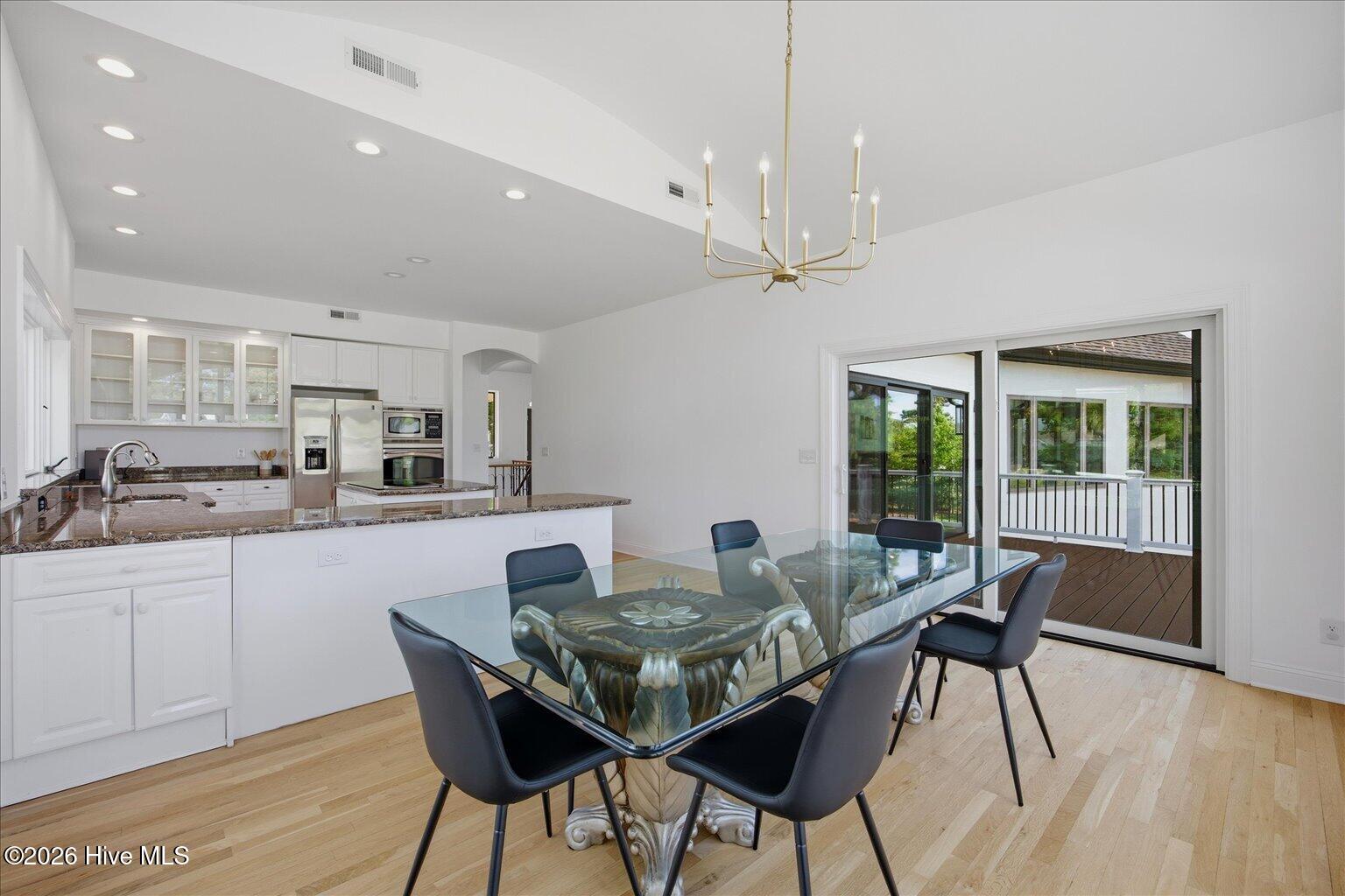 100569224 | Photo 19