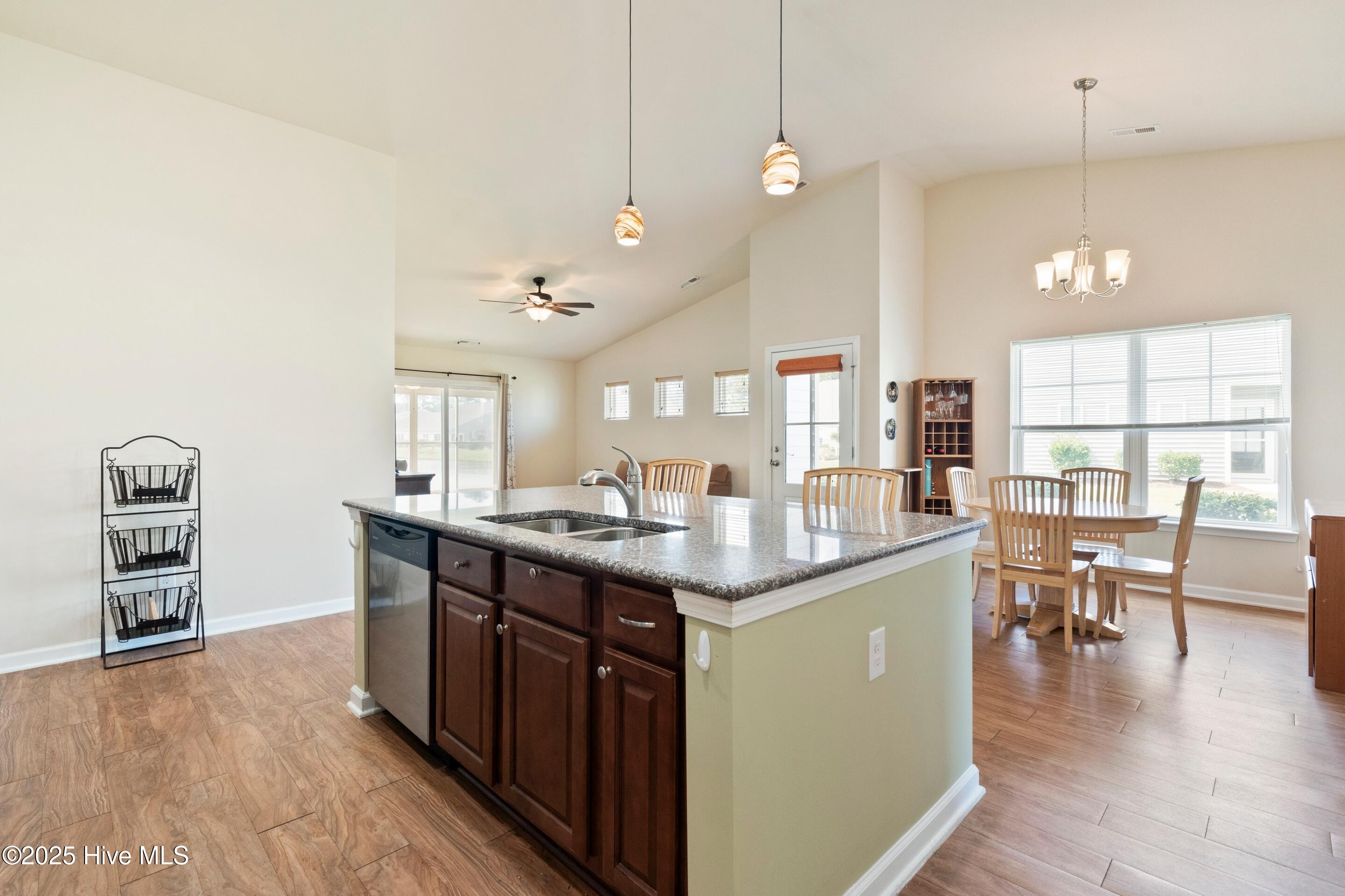 100525343 | Photo 12