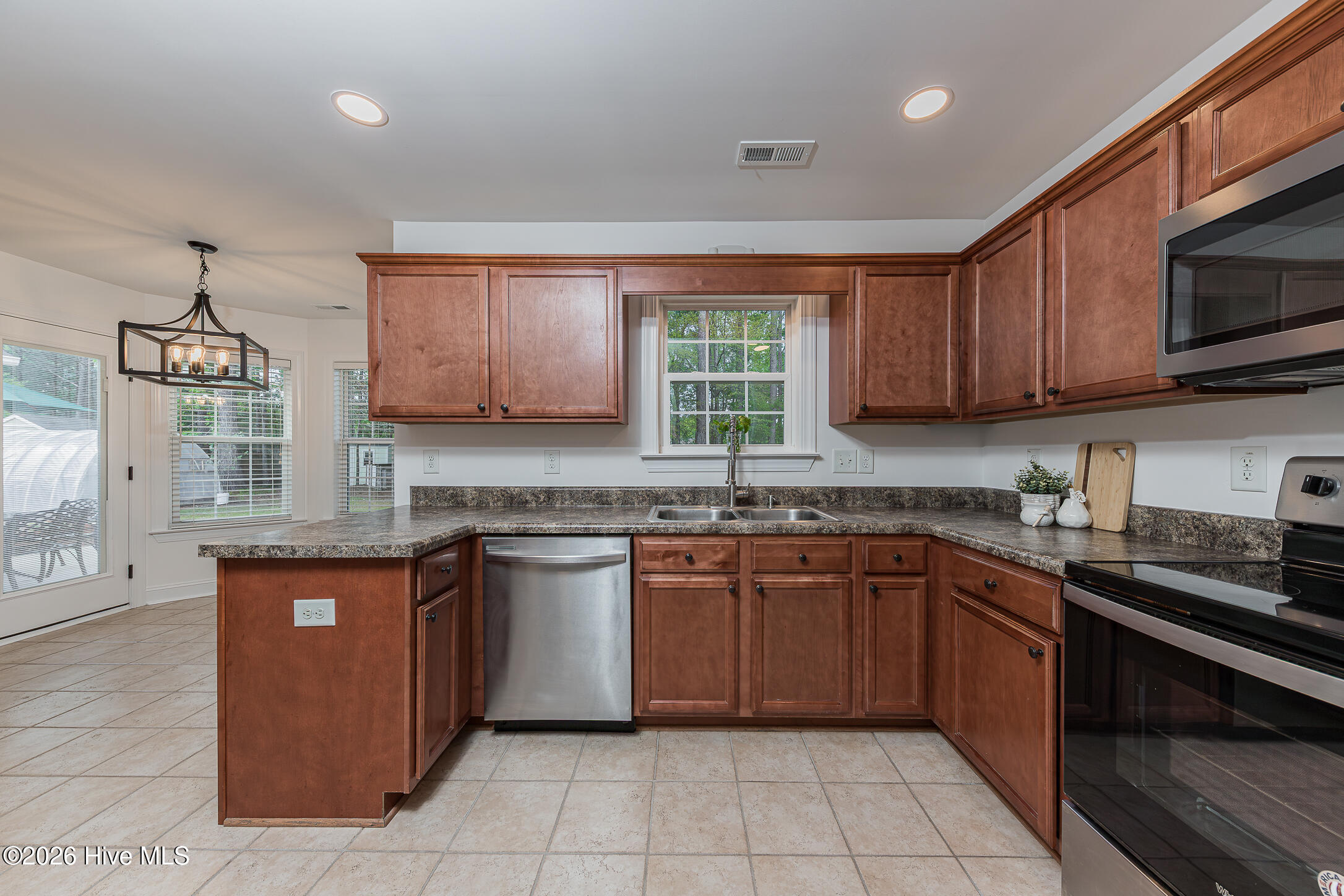 100566489 | Photo 25