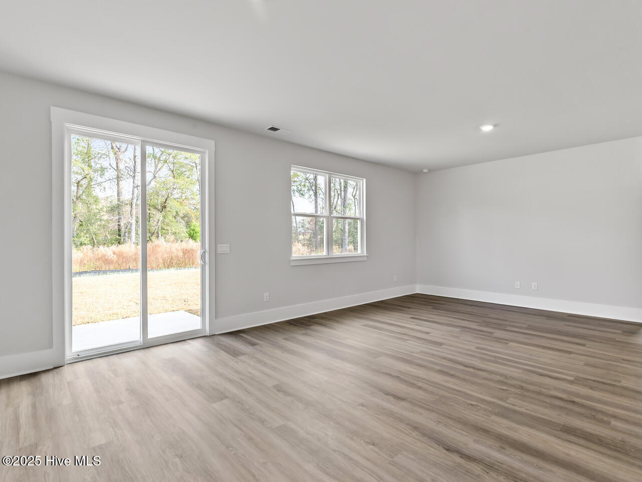 100518802 | Photo 14