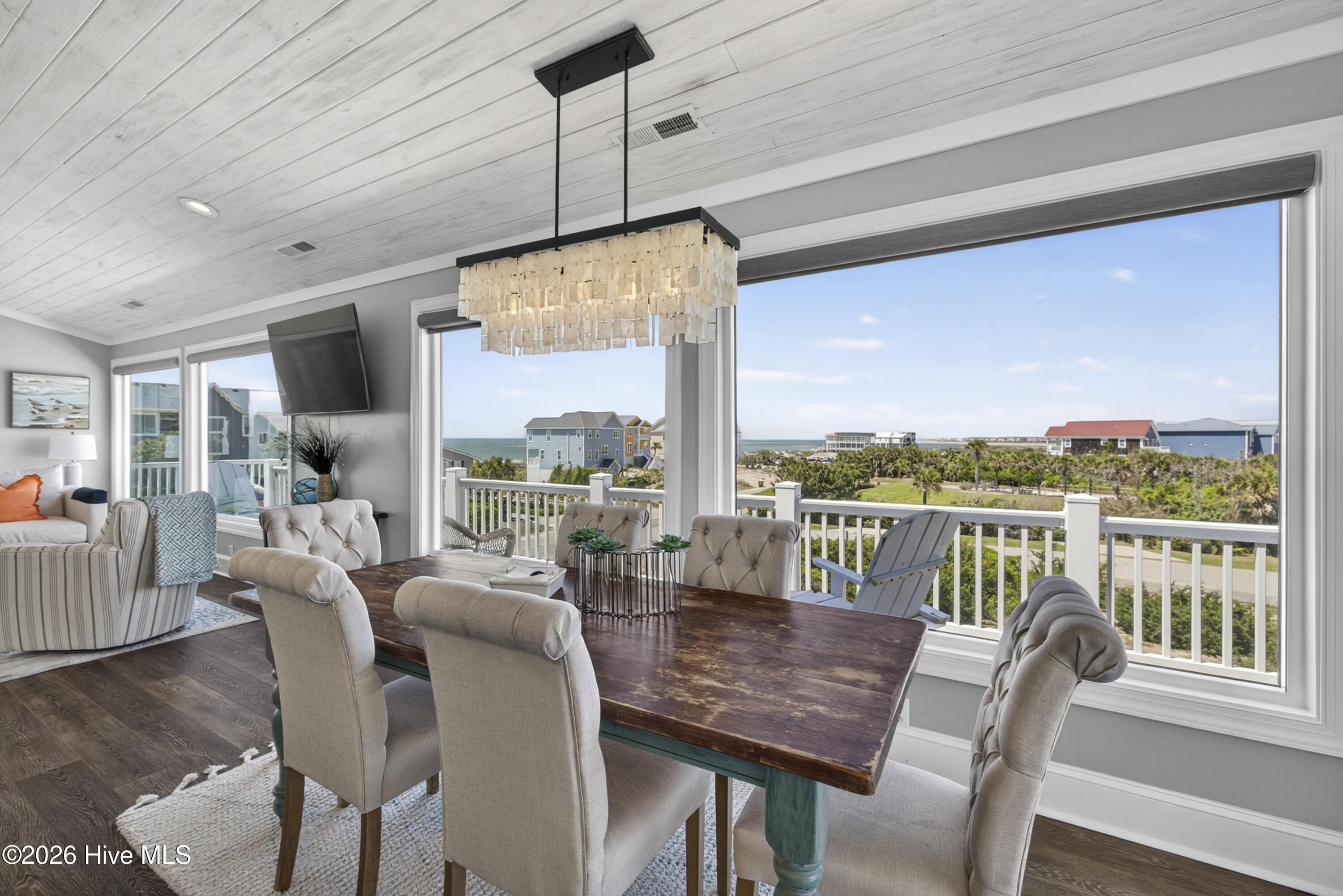 100568247 | Photo 14