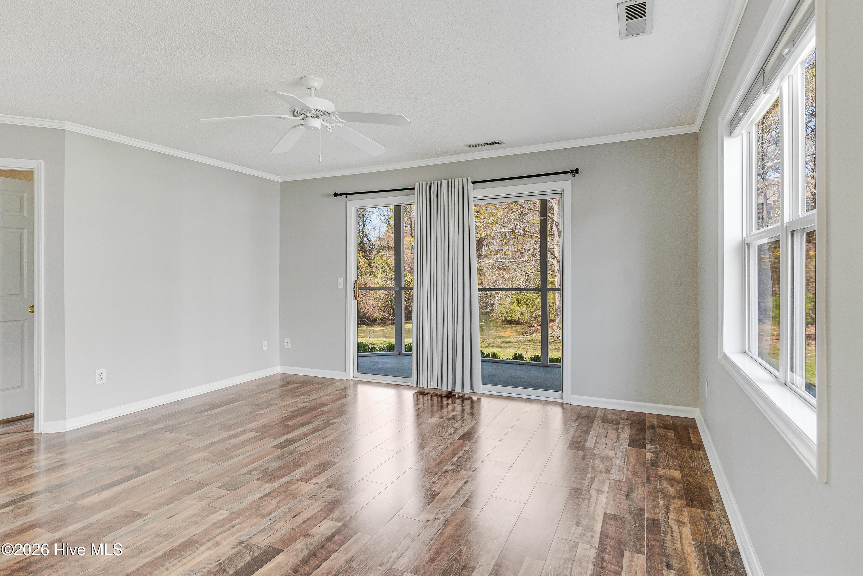 100562501 | Photo 21