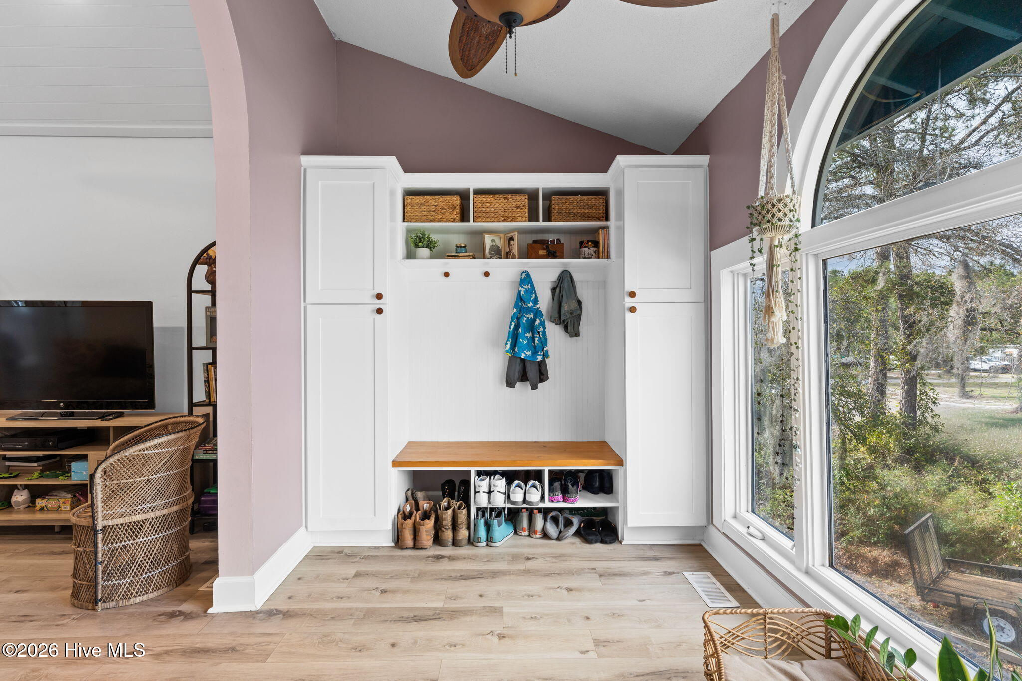 100560277 | Photo 23