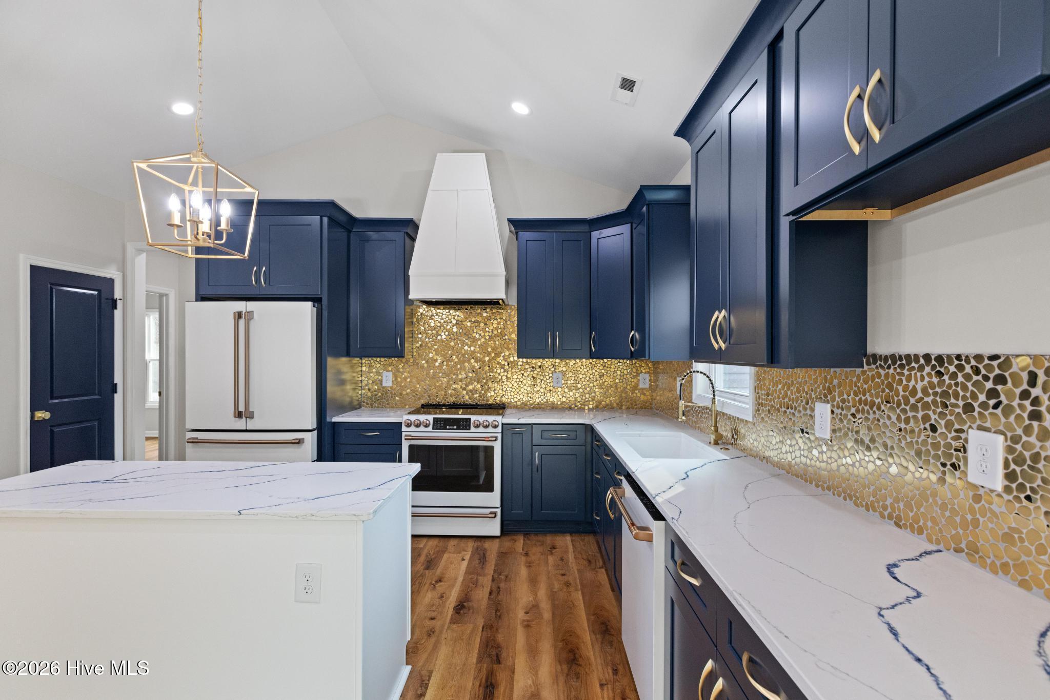 100524843 | Photo 19