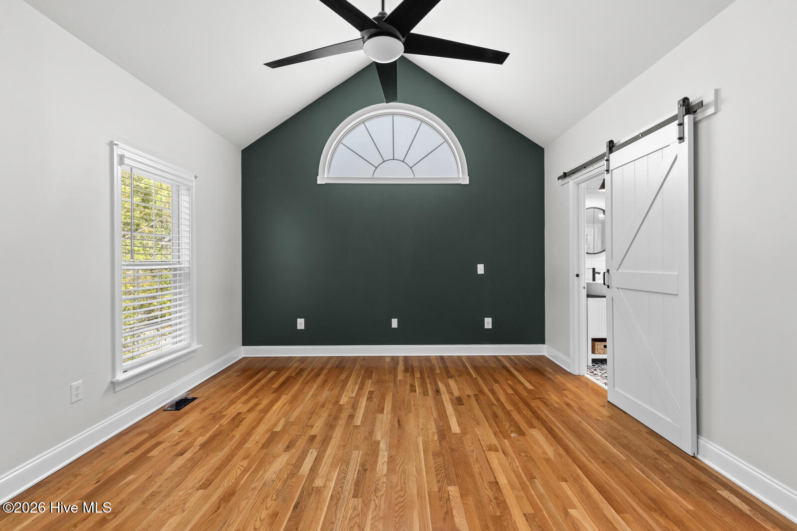 100569189 | Photo 30