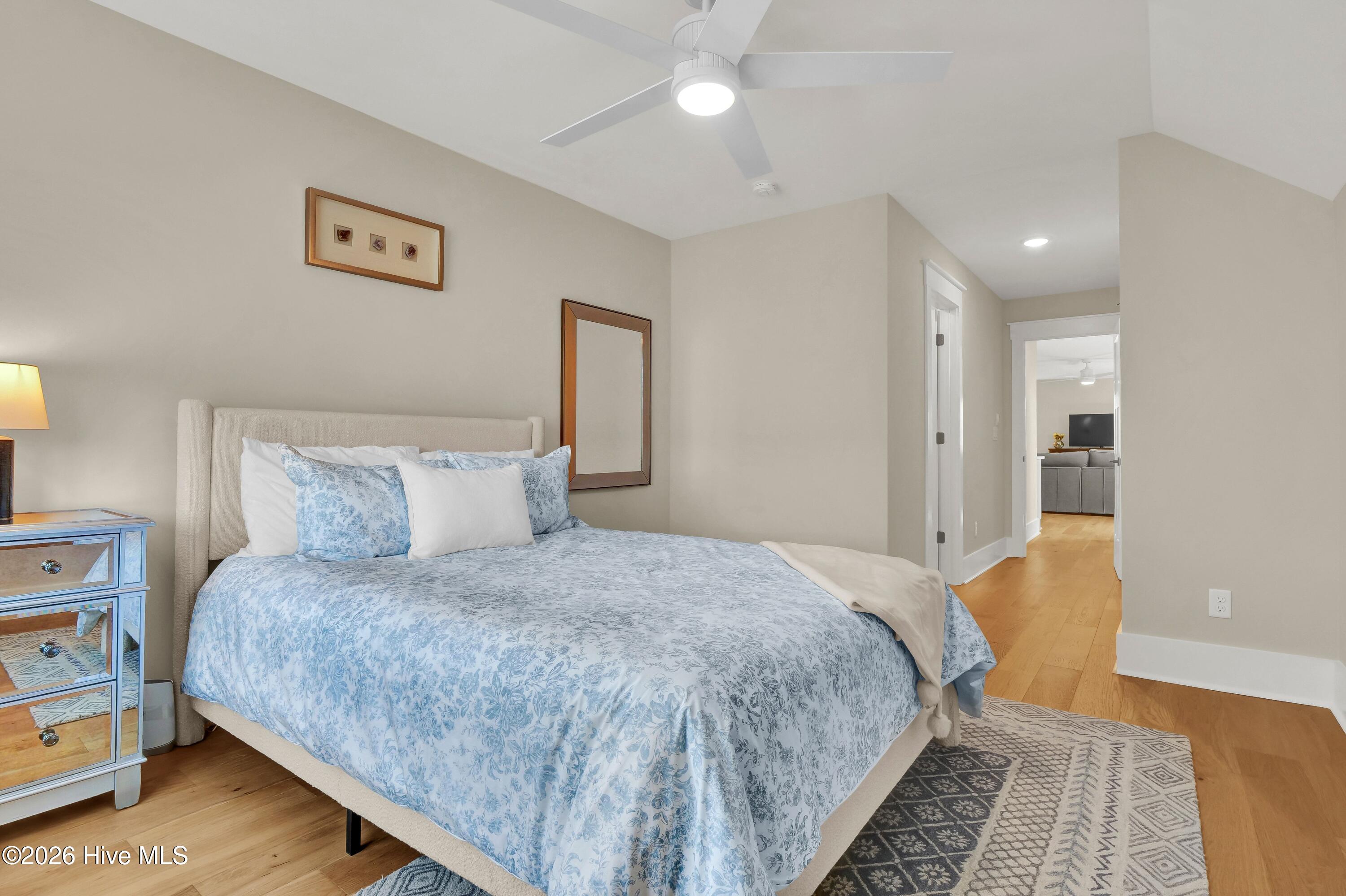 100566298 | Photo 40