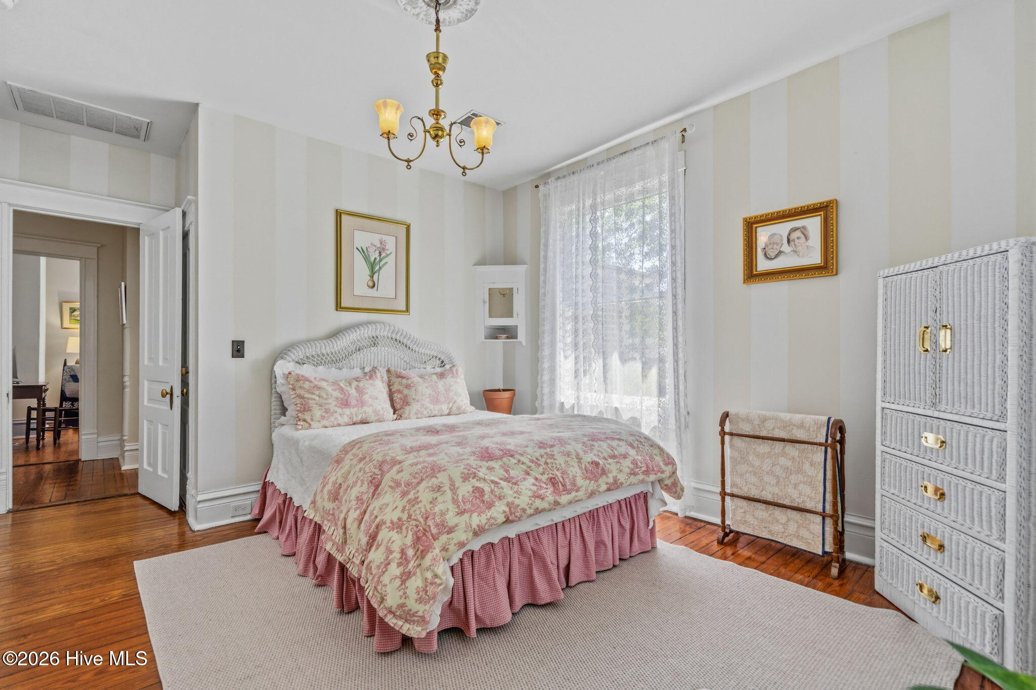 100566277 | Photo 24