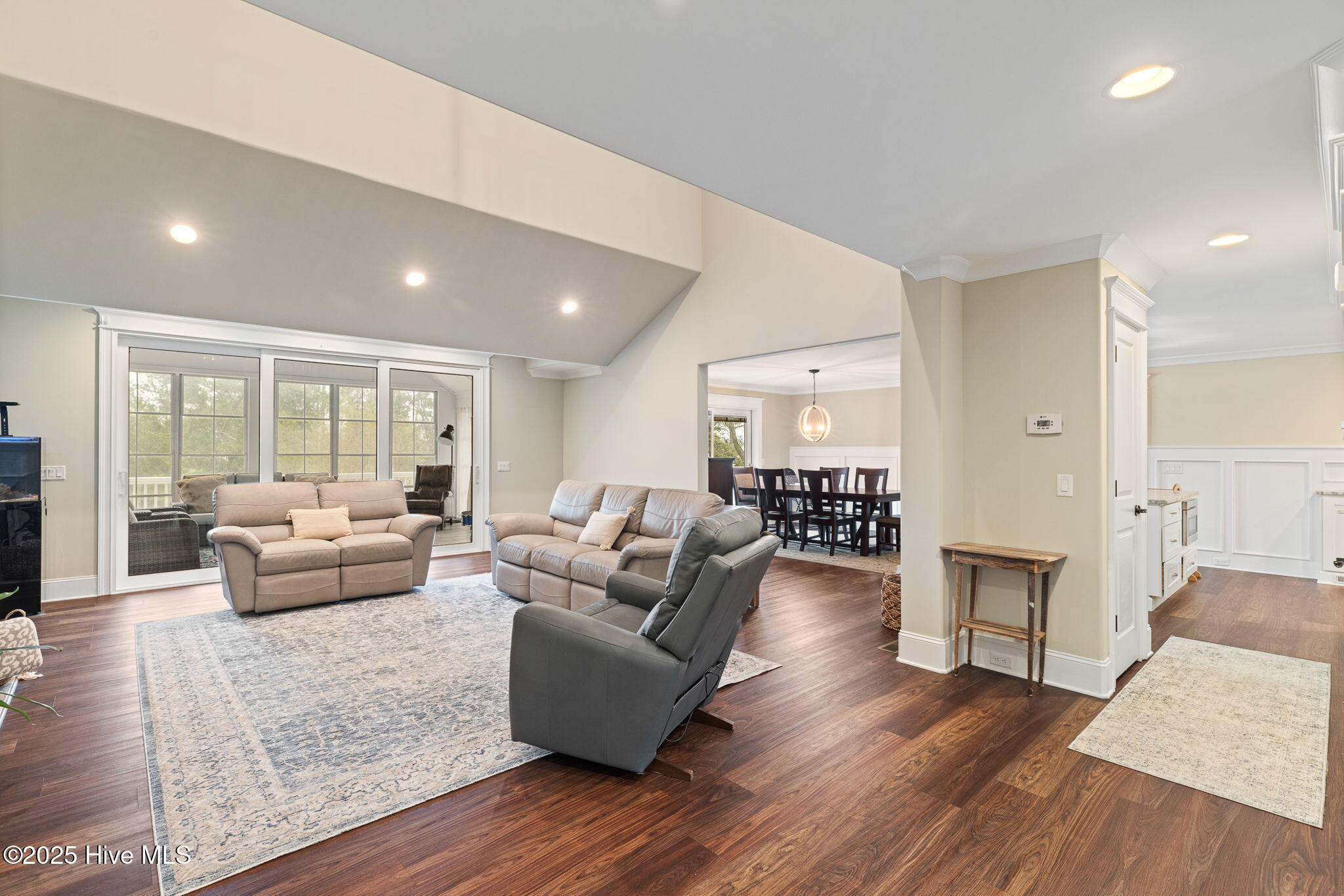 100548245 | Photo 11