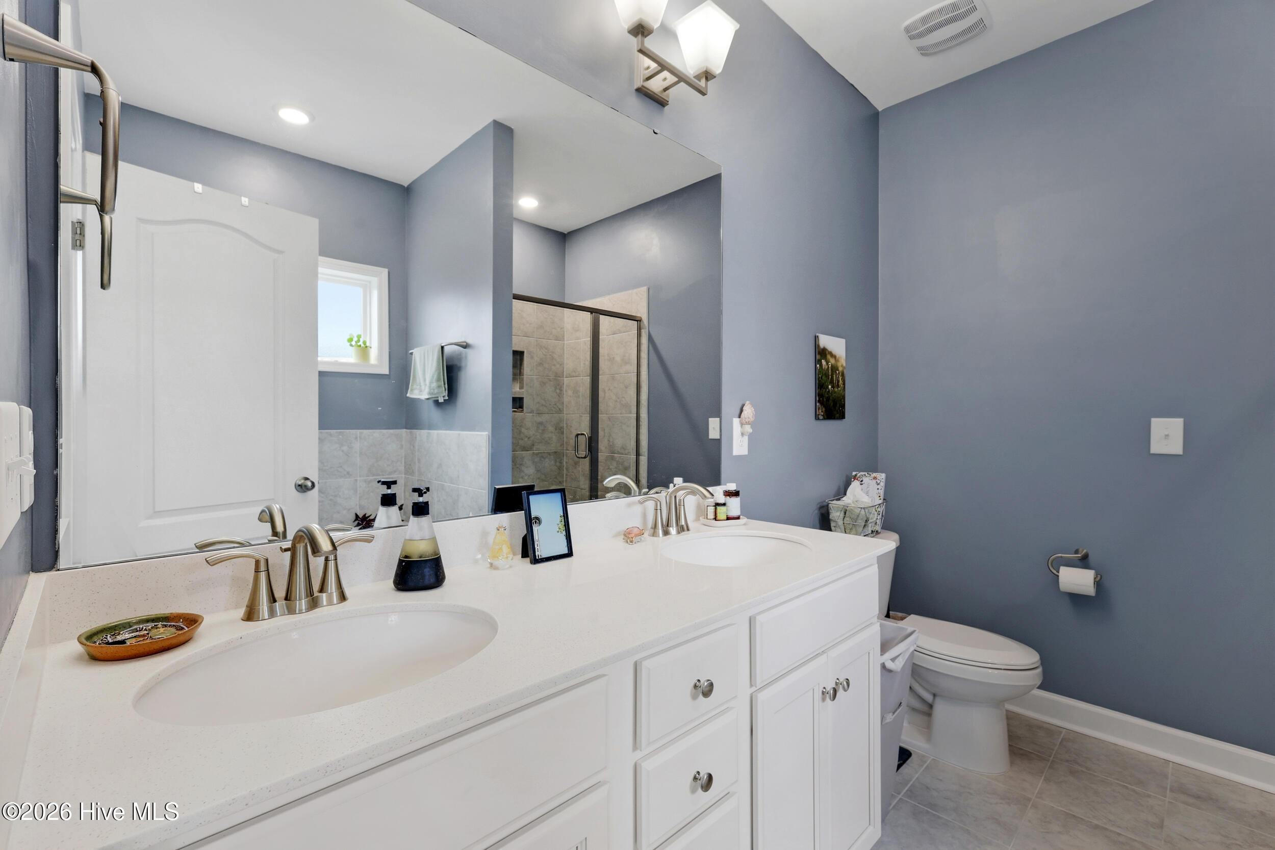 100565855 | Photo 26