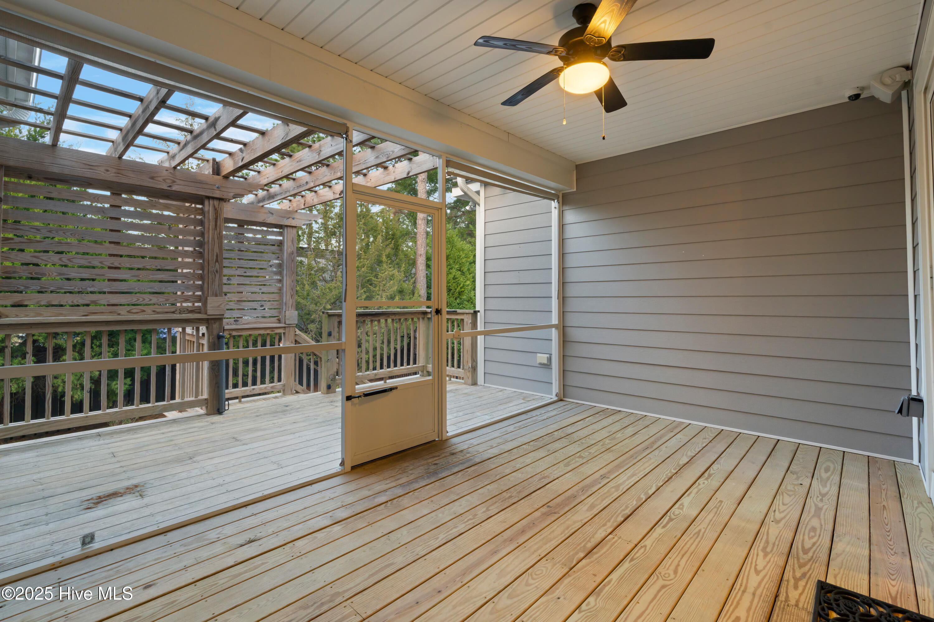 100543866 | Photo 76