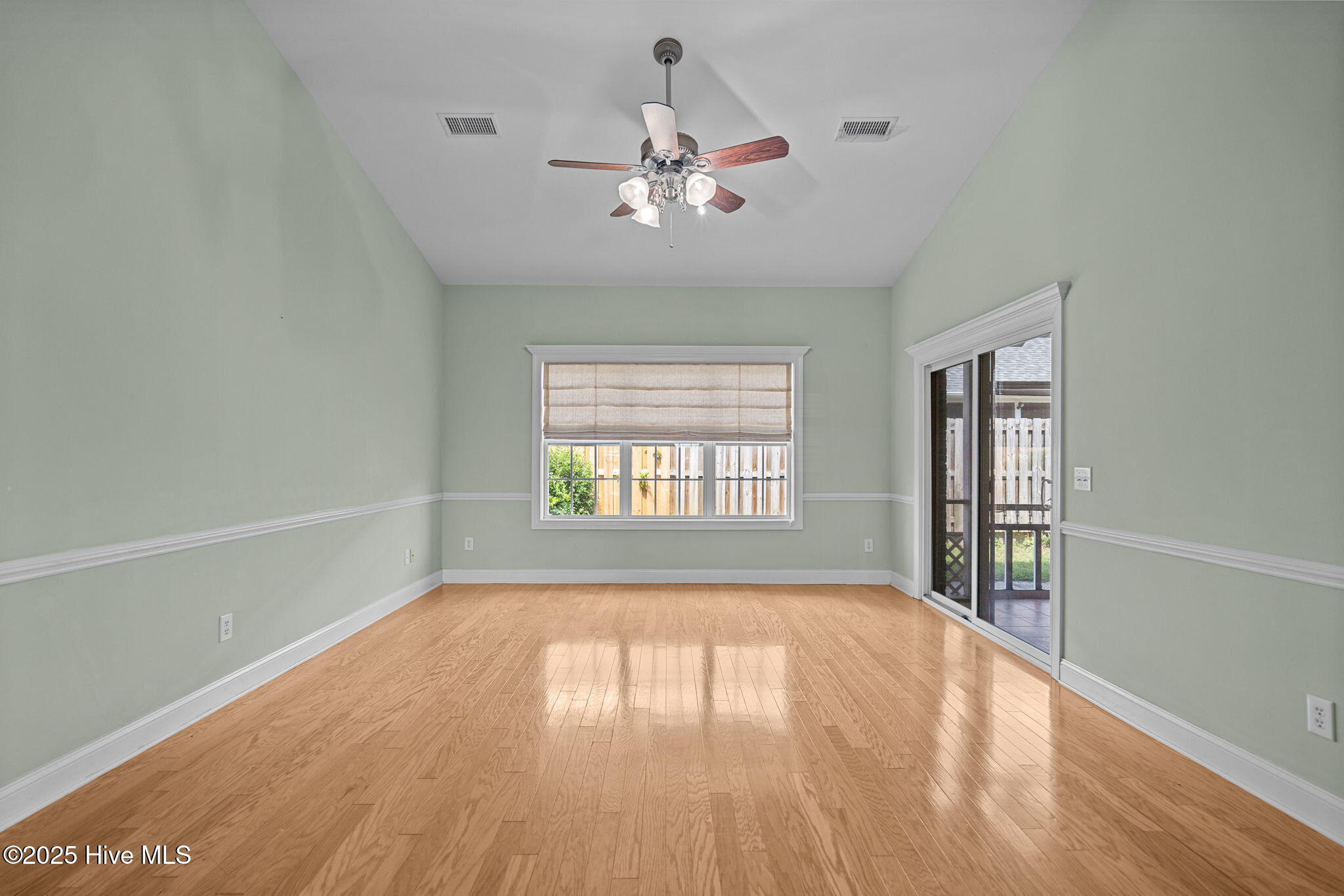 100559458 | Photo 10