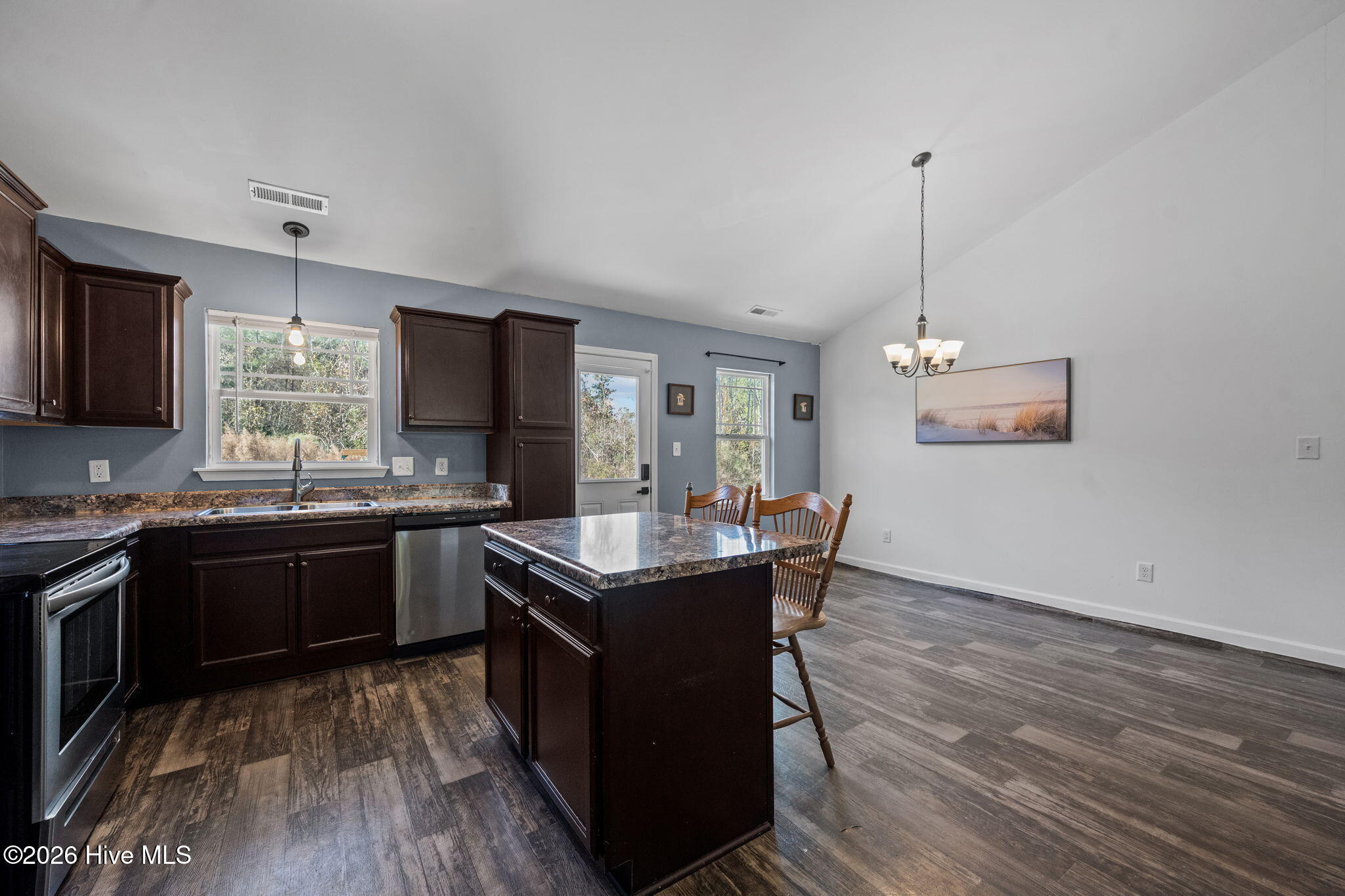 100547902 | Photo 12