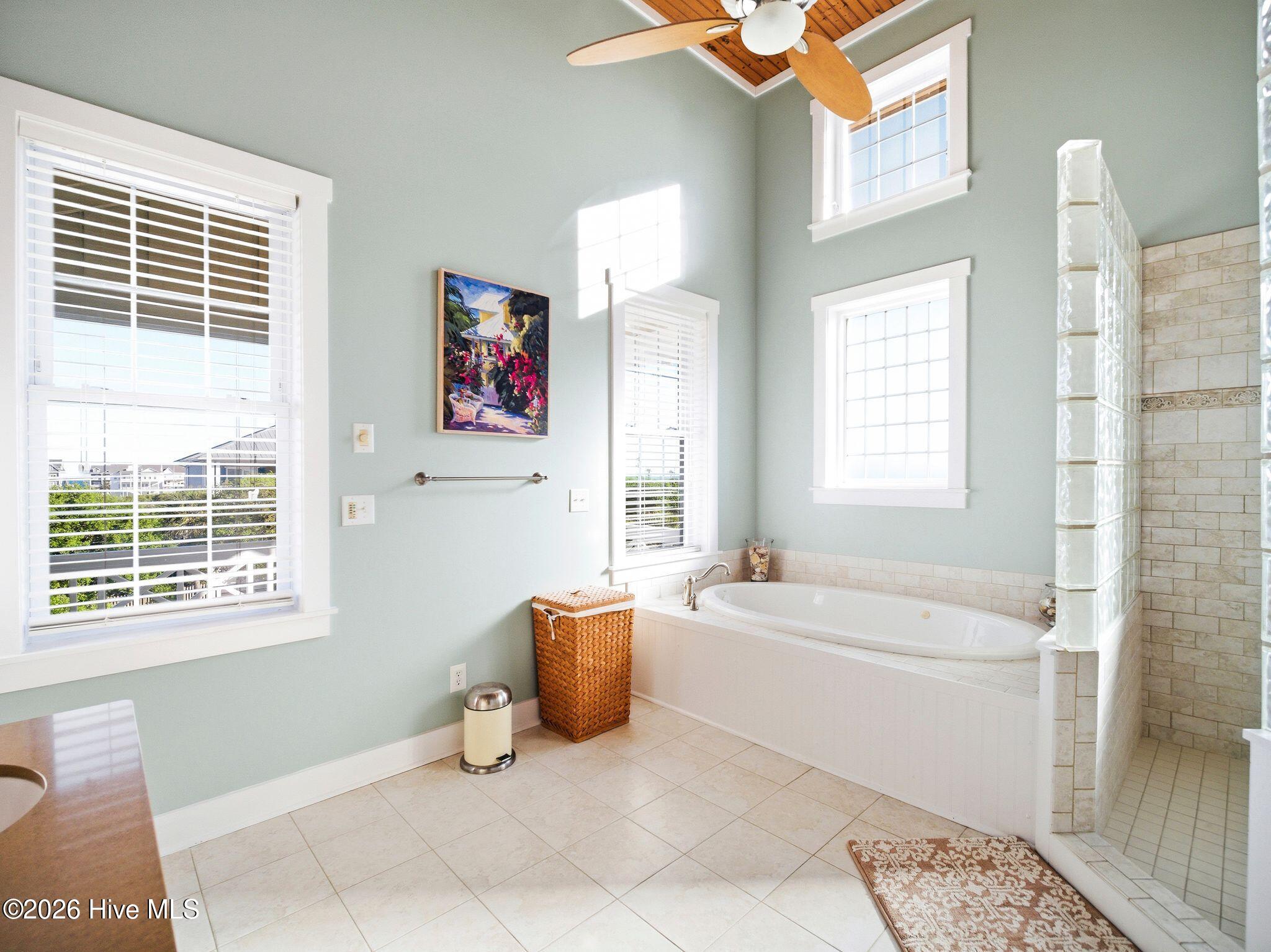 100569349 | Photo 70