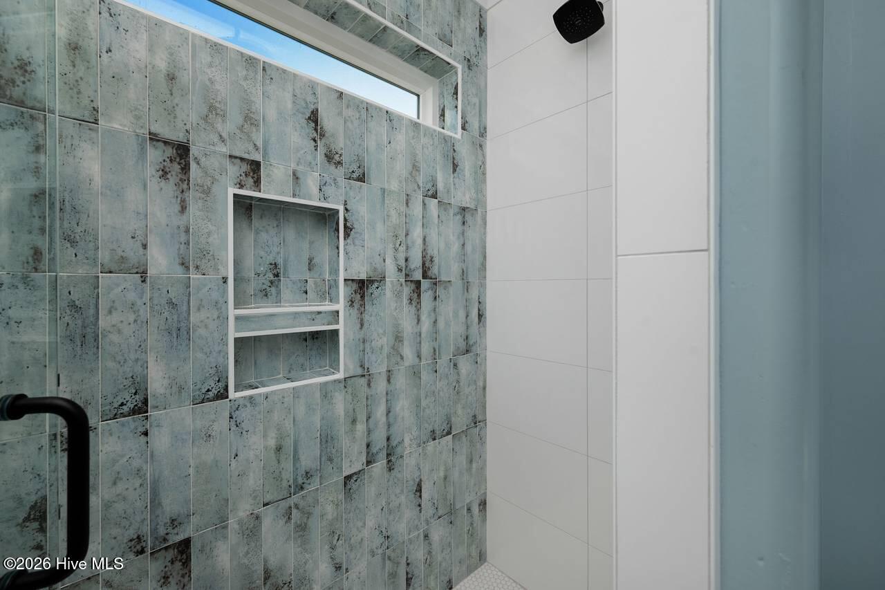 100560212 | Photo 82